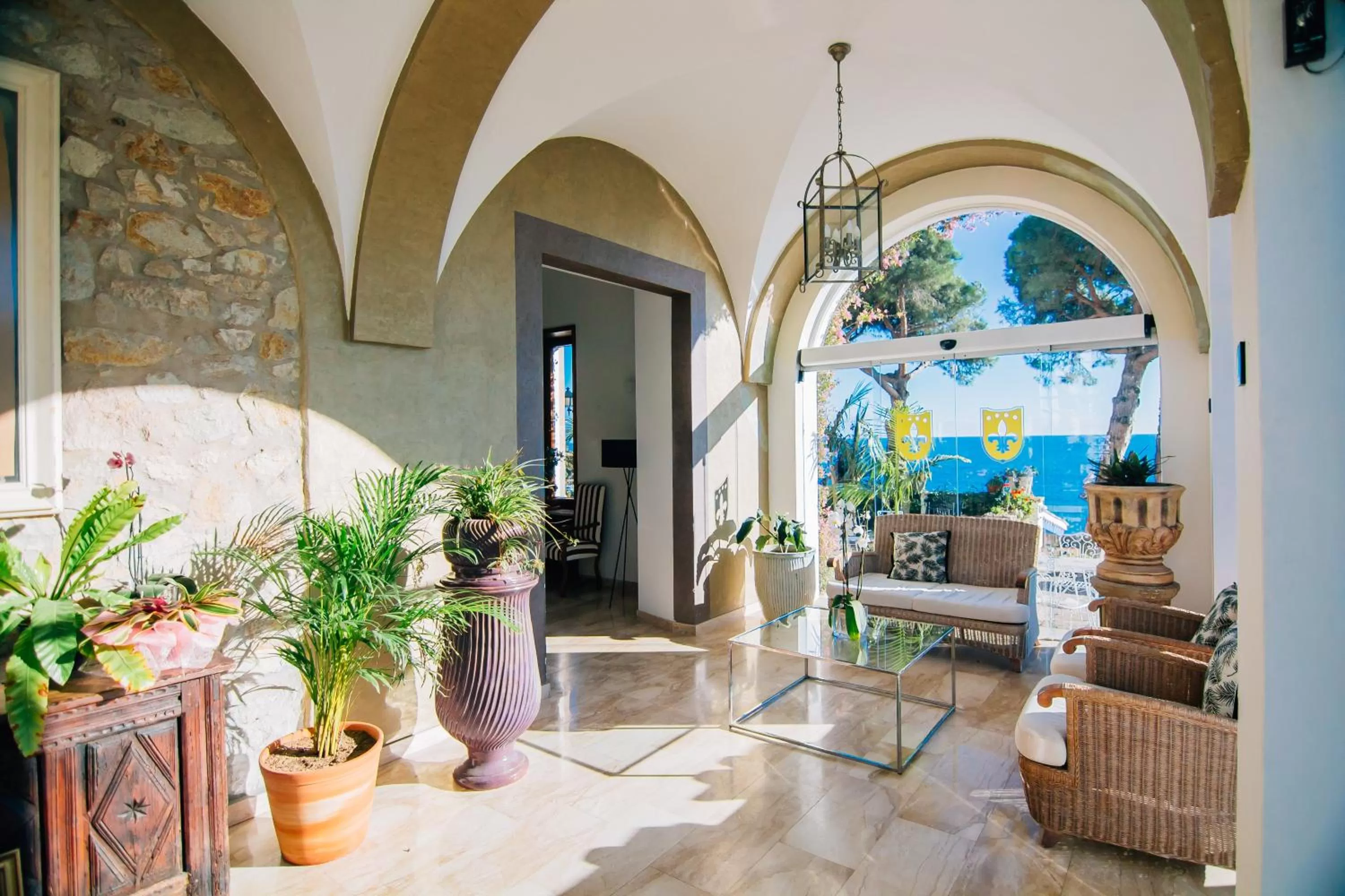 Lobby or reception in Hotel Roger de Flor by Seleqtta