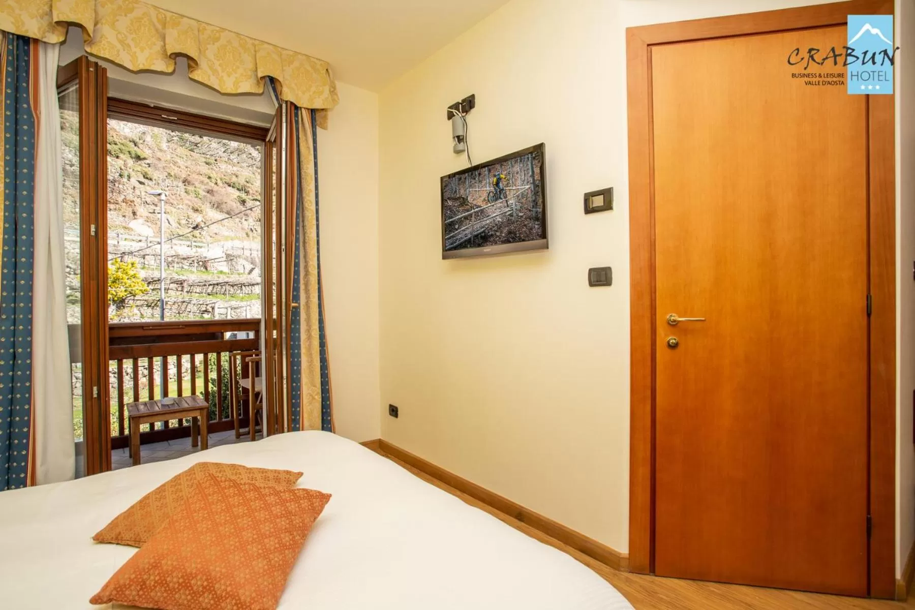 TV and multimedia, Bed in Crabun Hotel