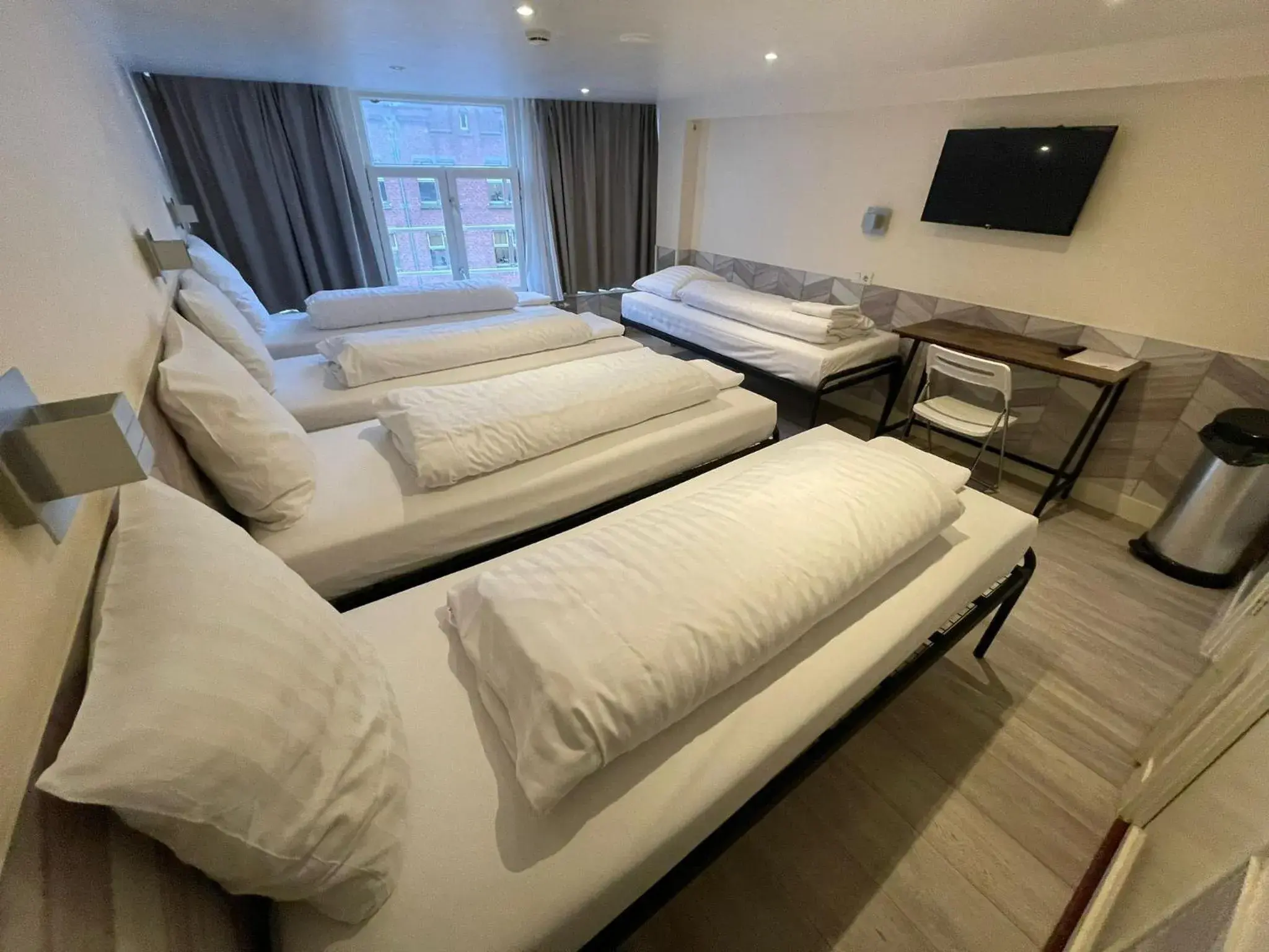 Room for 5 People with Private Bathroom in Hotel Damrak Inn Room for 5 People with Private Bathroom in Hotel Damrak Inn