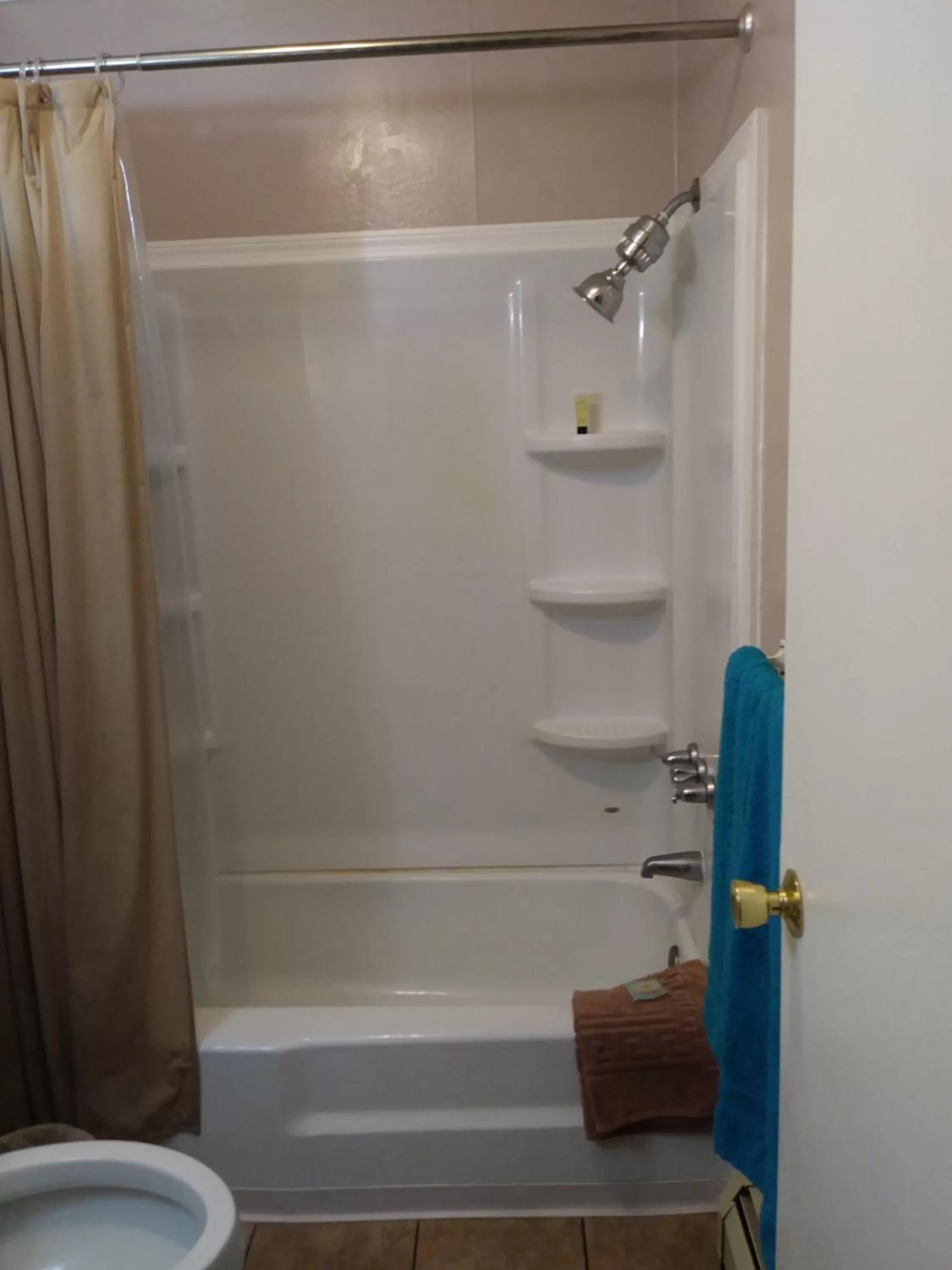 Bathroom in Rest Stop 6 Inn