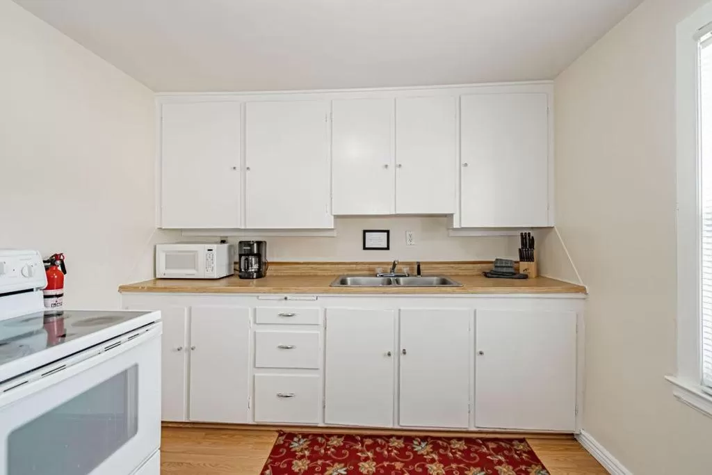 Kitchen or kitchenette, Kitchen/Kitchenette in Suites of Lava Hot Springs