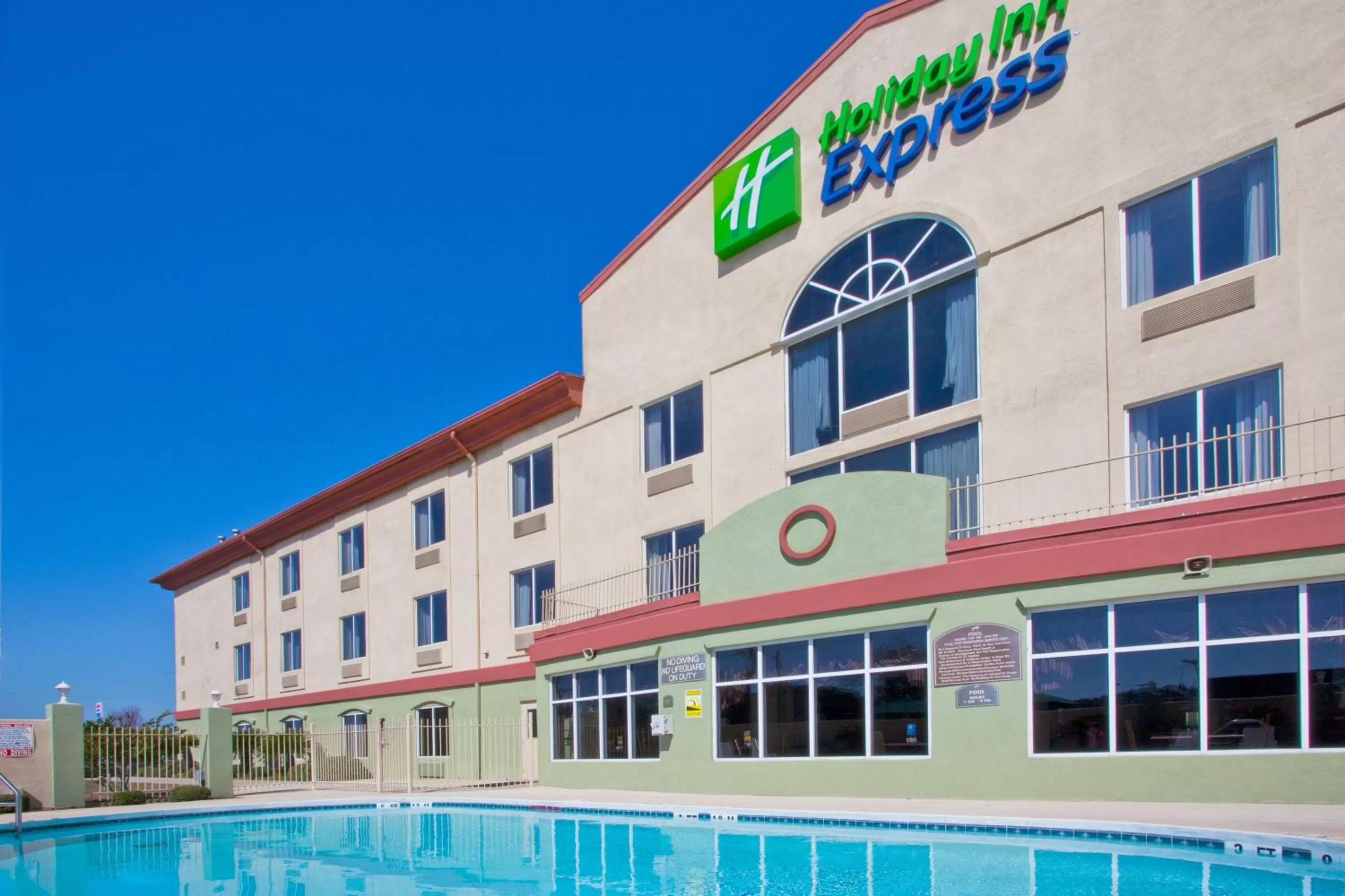Swimming pool in Holiday Inn Express Hotel & Suites Live Oak by IHG