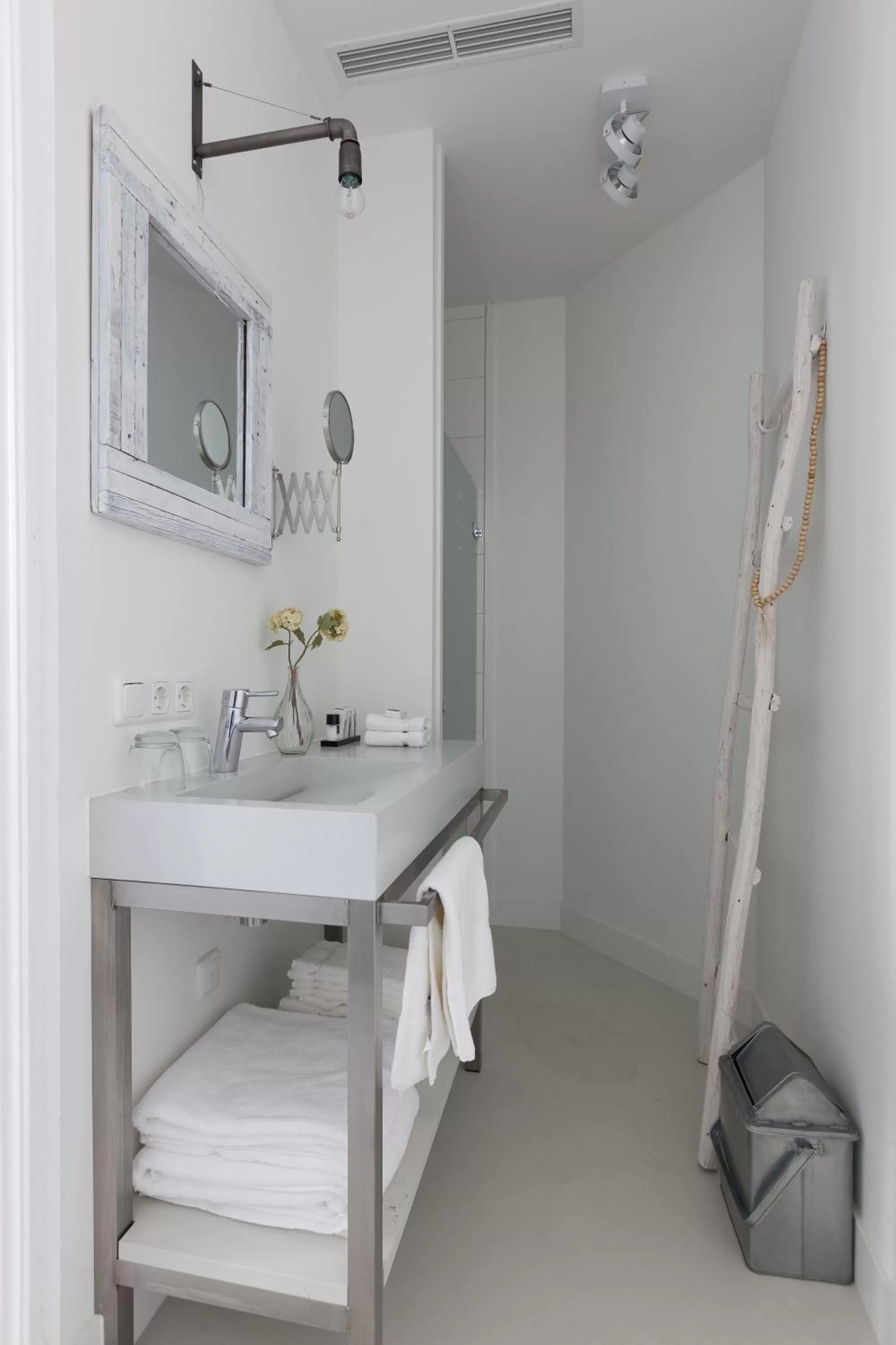 Shower in Mother Goose Hotel