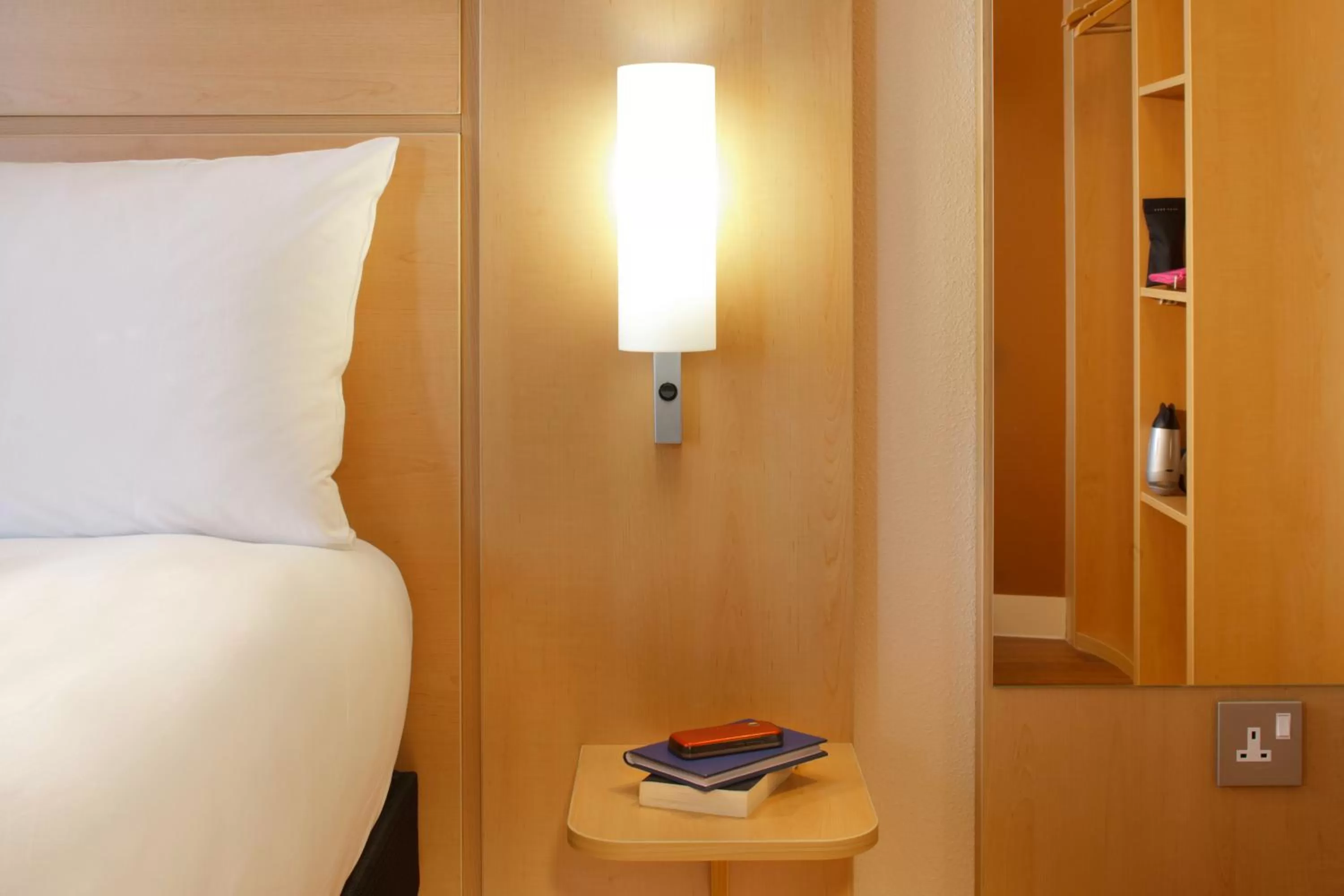 Bed in ibis London Thurrock M25