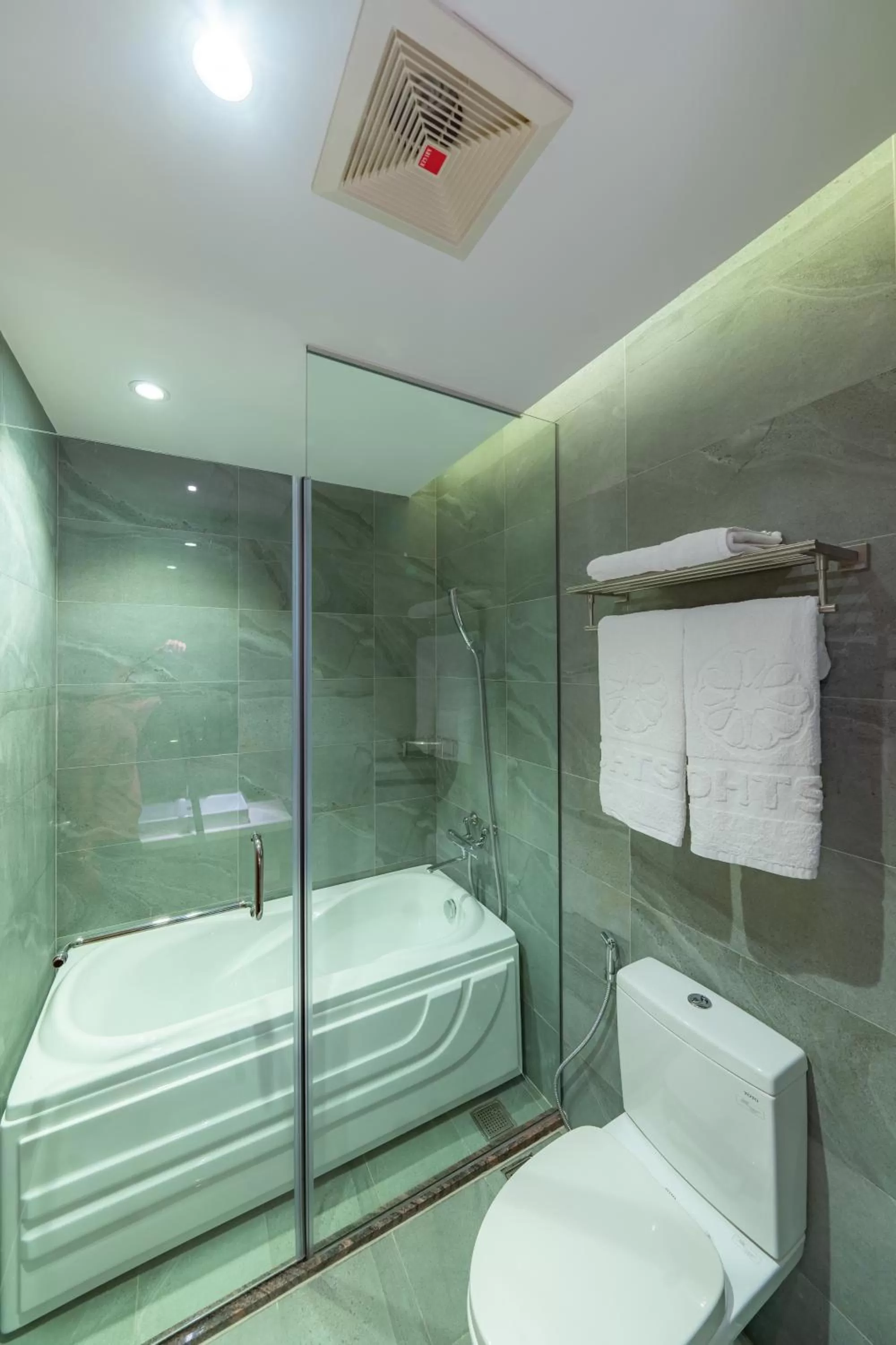 Toilet in DHTS Business Hotel & Apartment