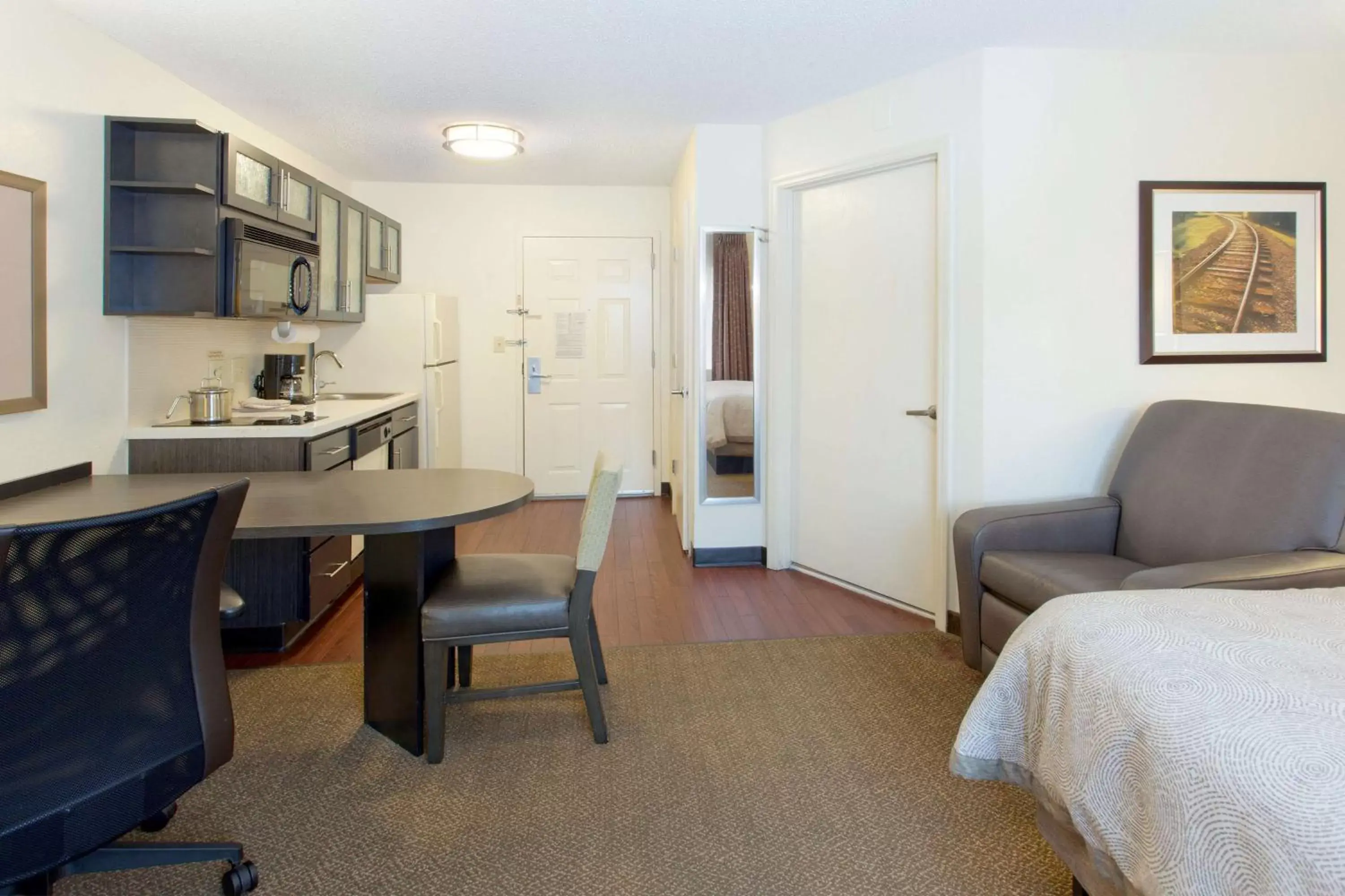 Queen Studio Suite with Bathtub - Mobility Accessible in Sonesta Simply Suites Fort Worth Queen Studio Suite with Bathtub - Mobility Accessible in Sonesta Simply Suites Fort Worth