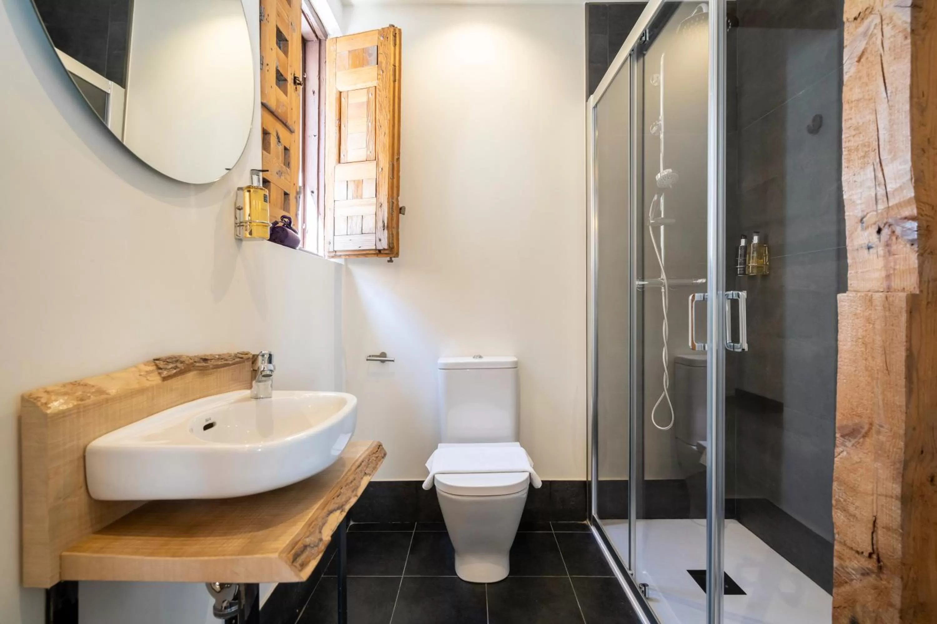 Bathroom in Dobo Azacanes Hostal