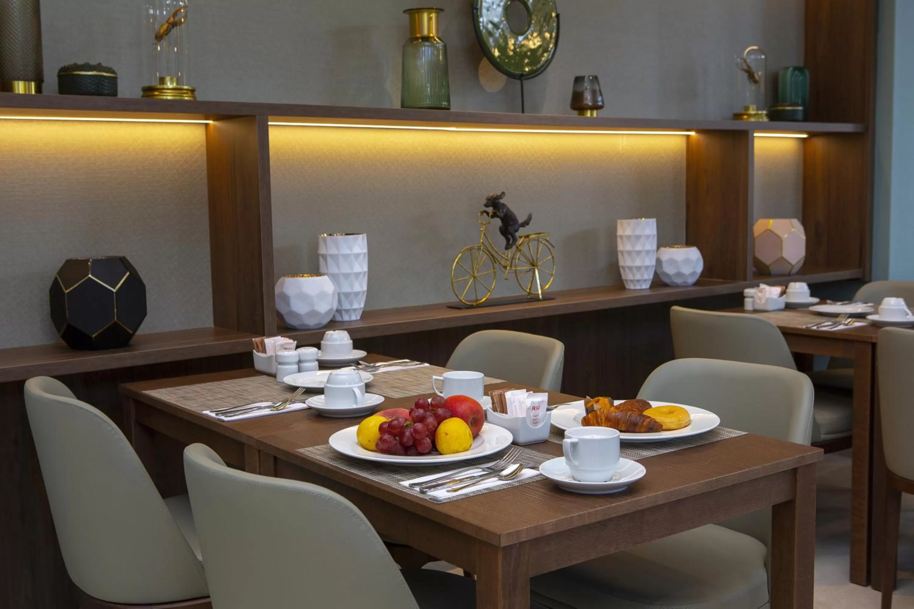 Restaurant/places to eat in Riu Plaza España