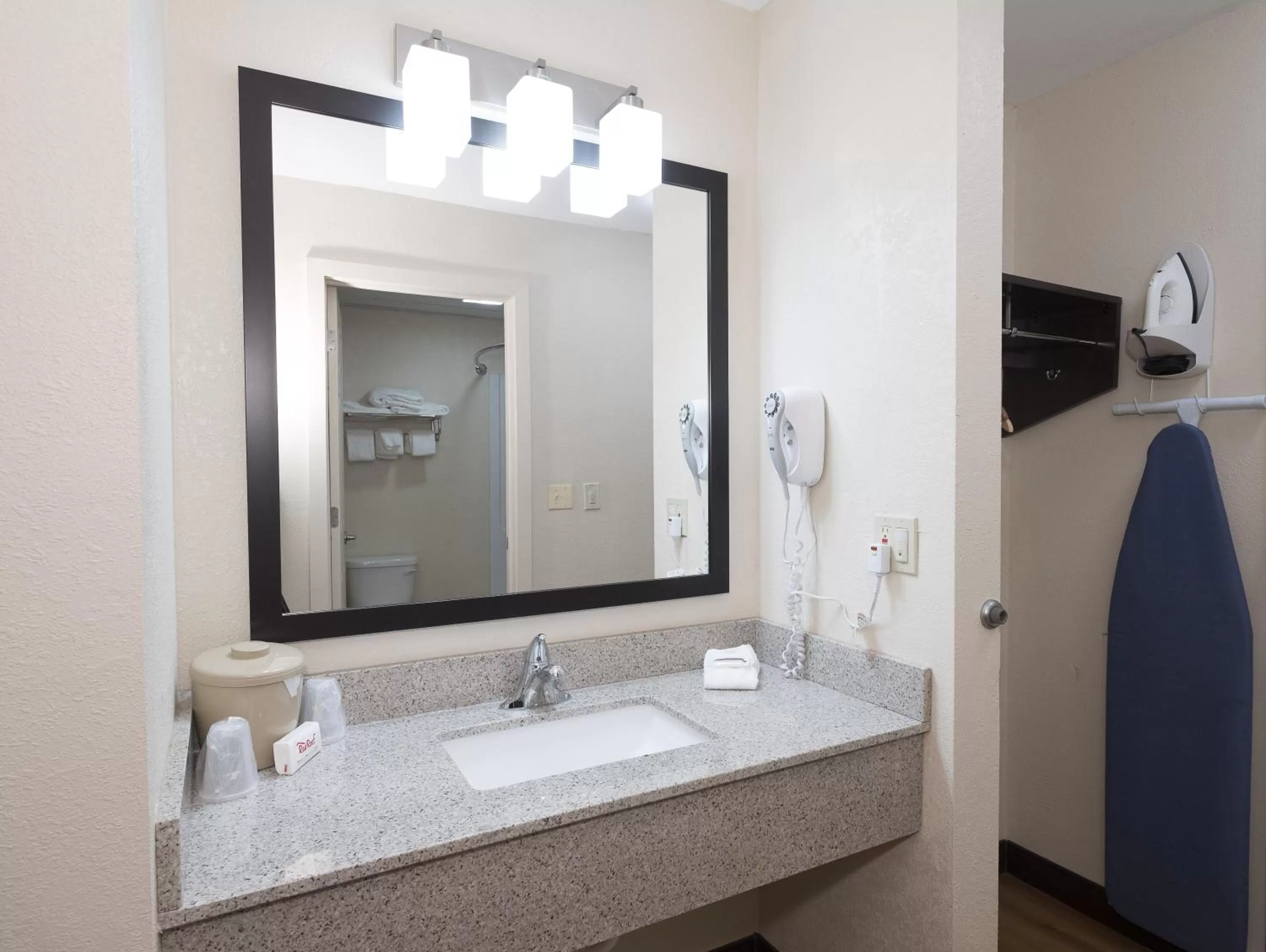 Bathroom in Red Roof Inn Allentown South