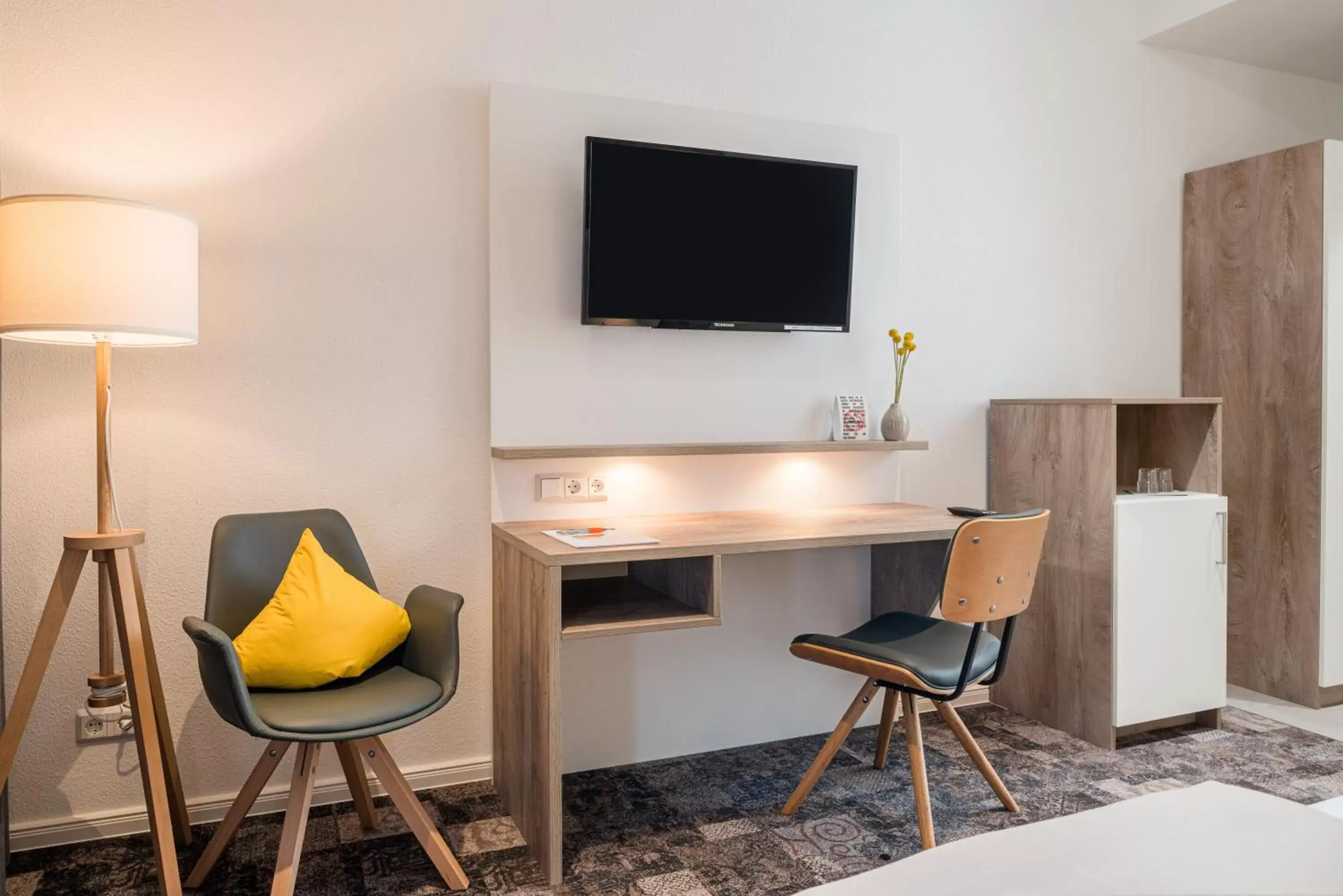 Deluxe Single Room with Balcony in Stadthotel Lohne, Self Check In, mit Bäckerei und Cafe Deluxe Single Room with Balcony in Stadthotel Lohne, Self Check In, mit Bäckerei und Cafe