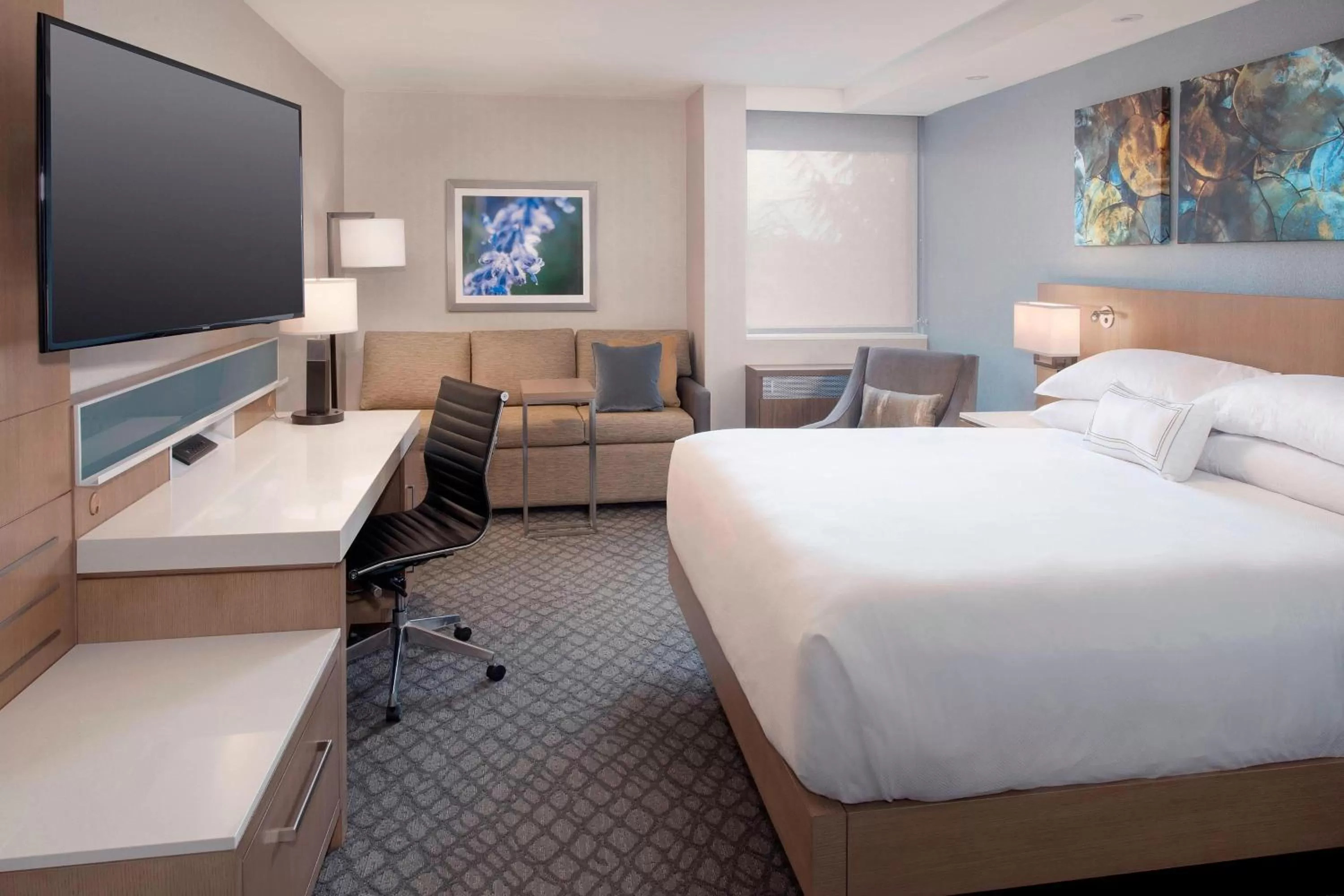 King Room with Sofa Bed and Adapted Tub - Mobility and Hearing Accessible in Delta Hotels by Marriott Seattle Everett