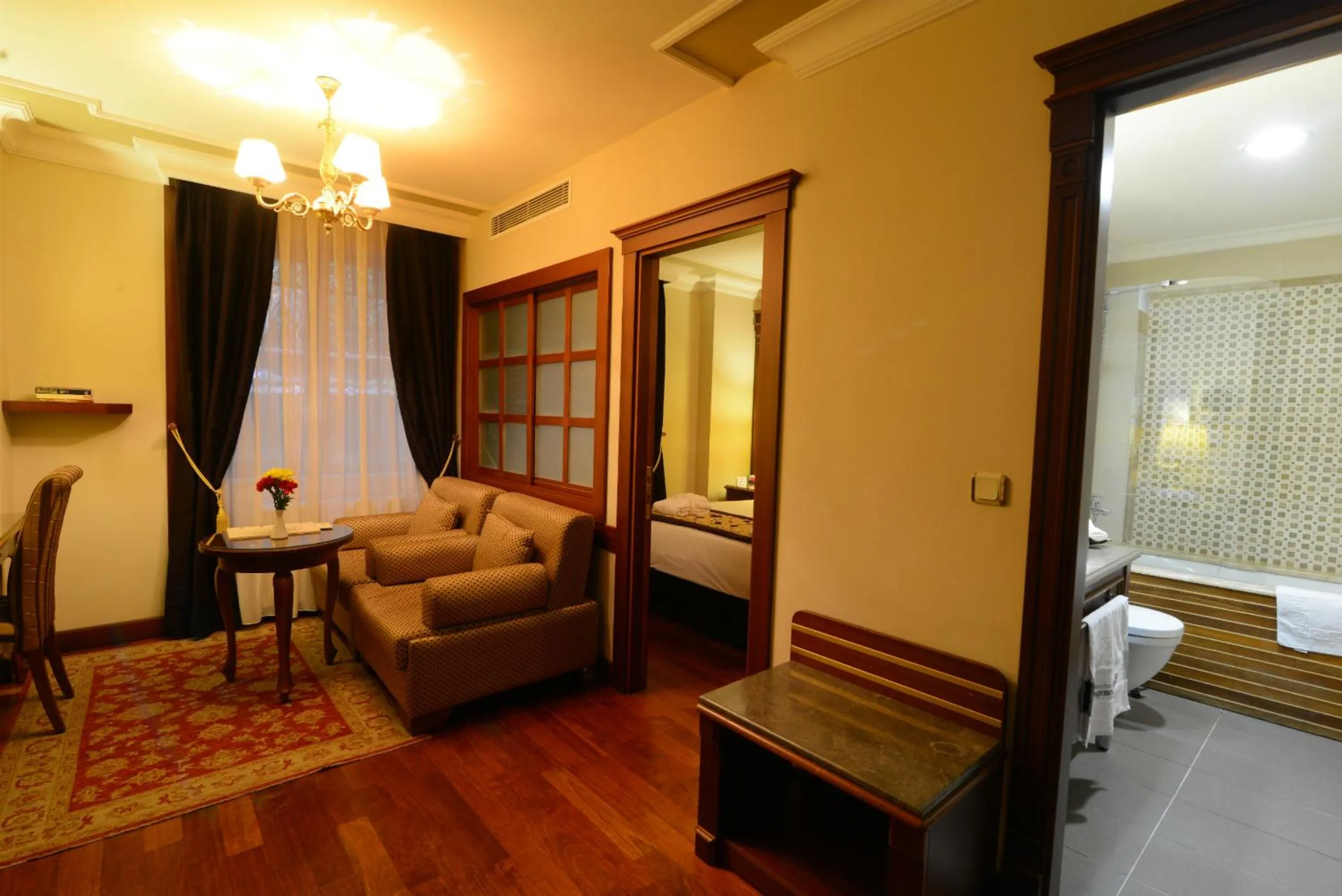 Bathroom, Bed in GLK PREMIER Regency Suites & Spa