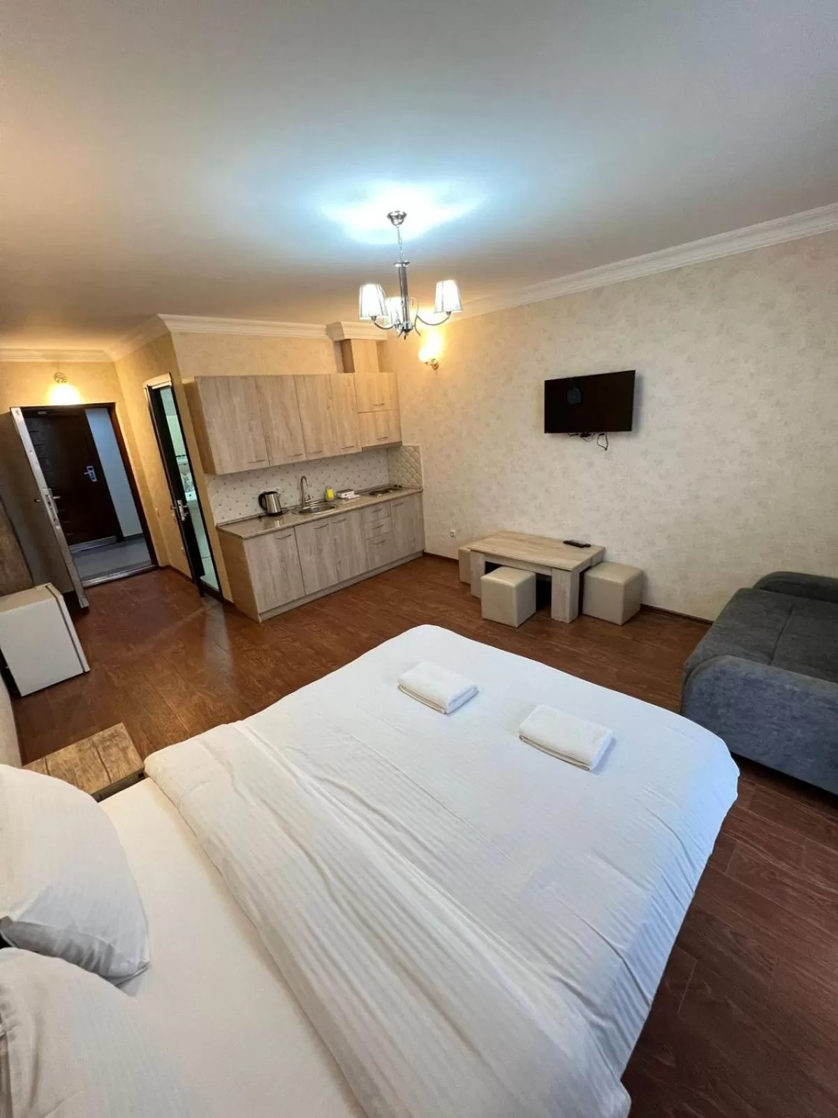 Kitchen or kitchenette, Bed in Aparthotel Holiday Lux Batumi