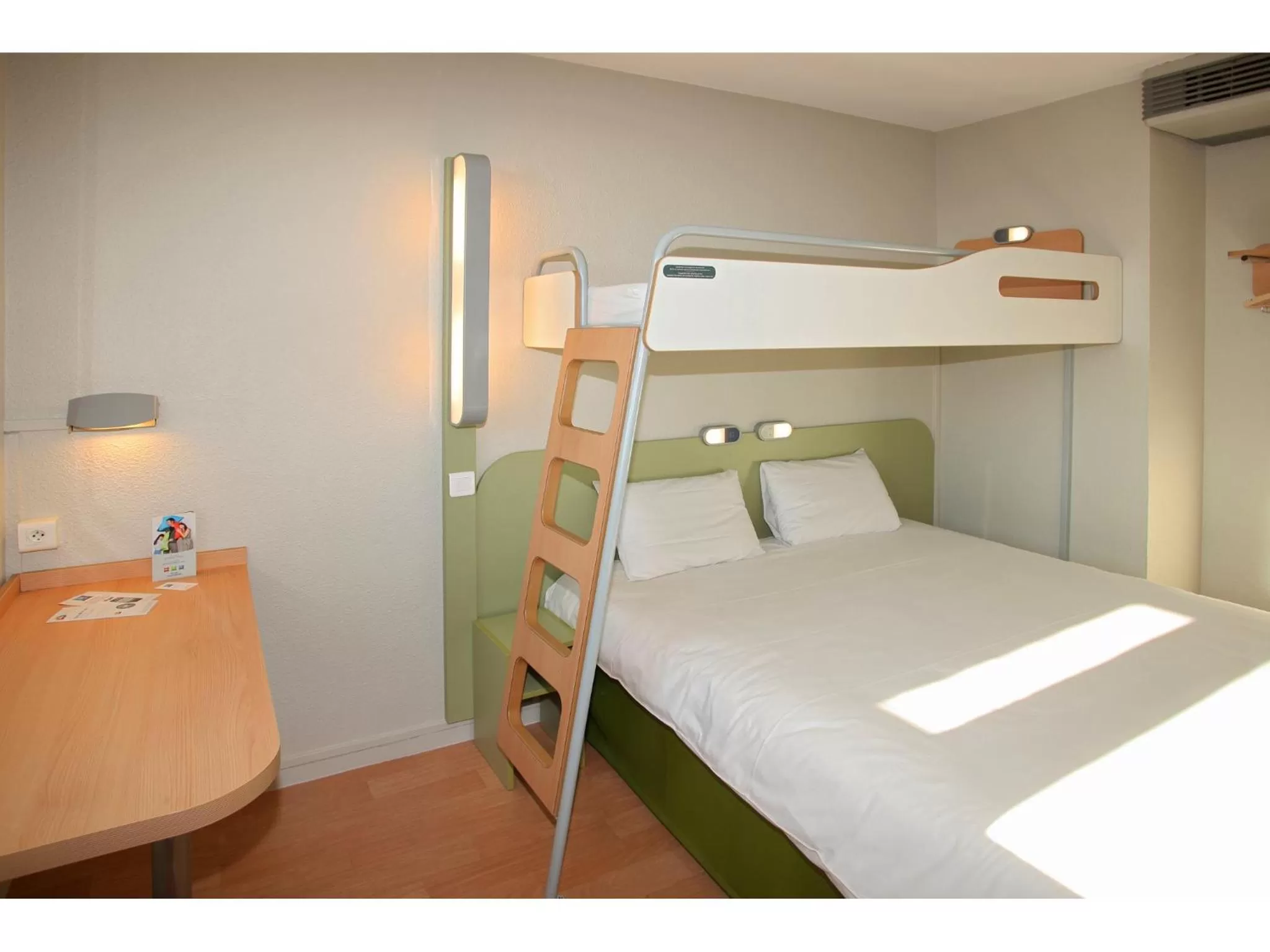 bunk bed, Bed in ibis budget Tours Centre Gare et congrès