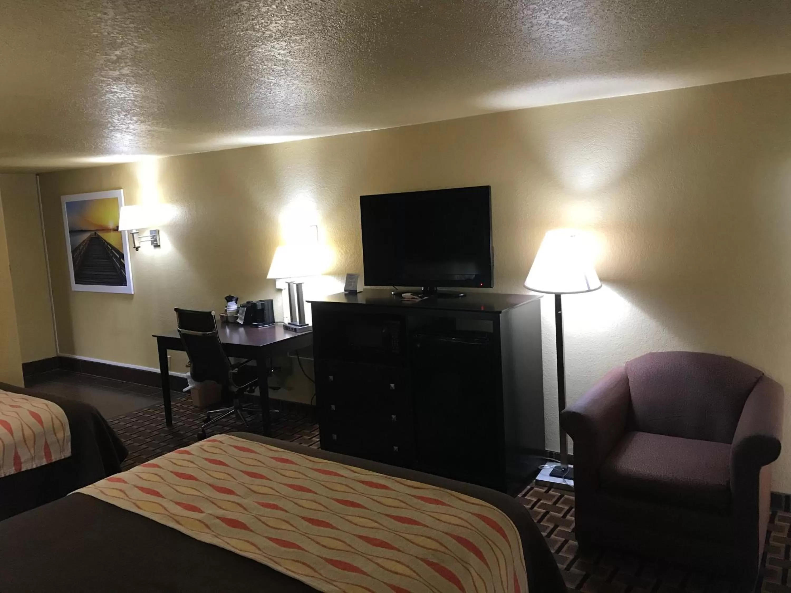 TV and multimedia, Bed in Days Inn by Wyndham Joplin