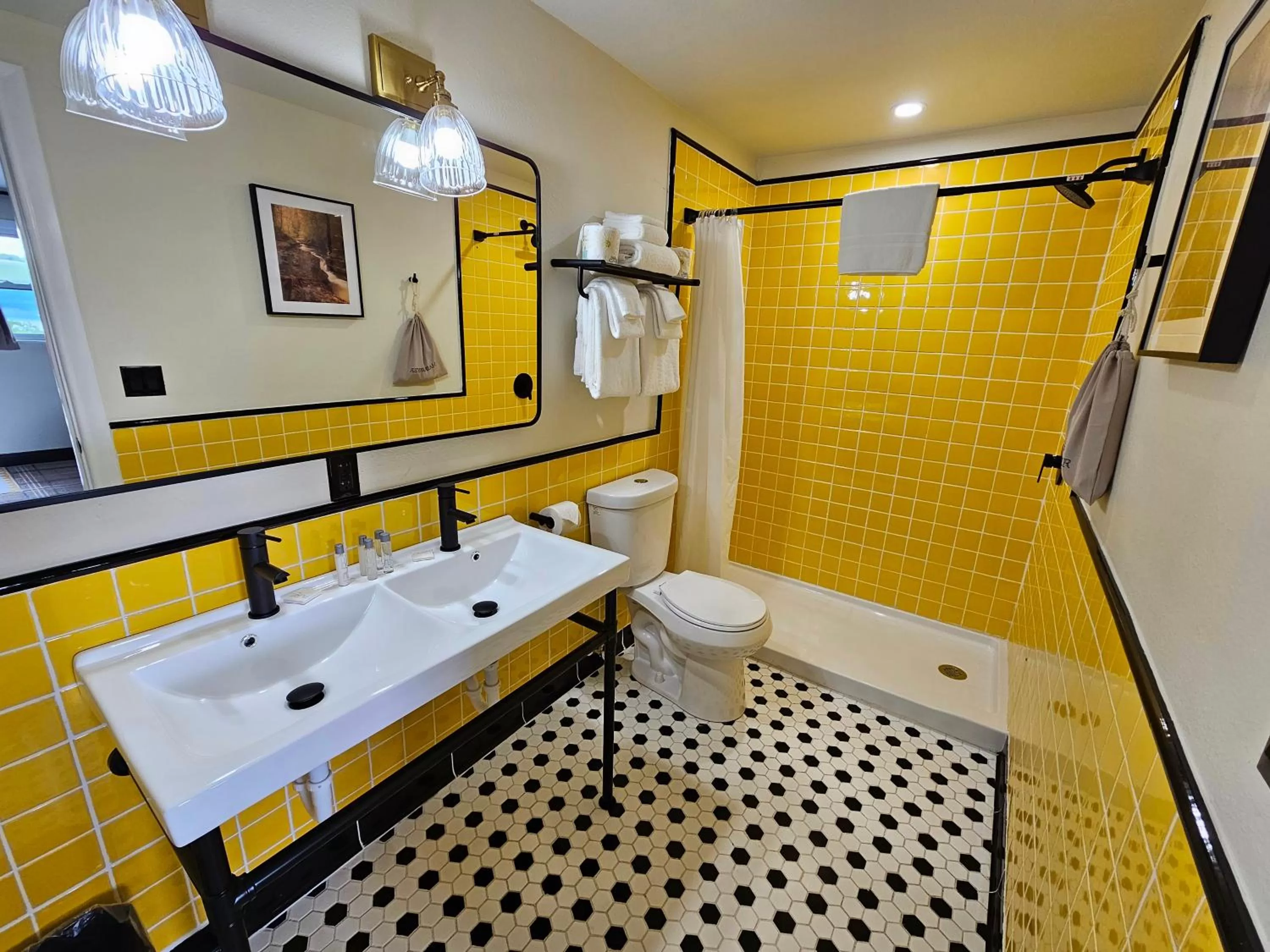 Bathroom, Bed in The Hotel Laurel at Seneca