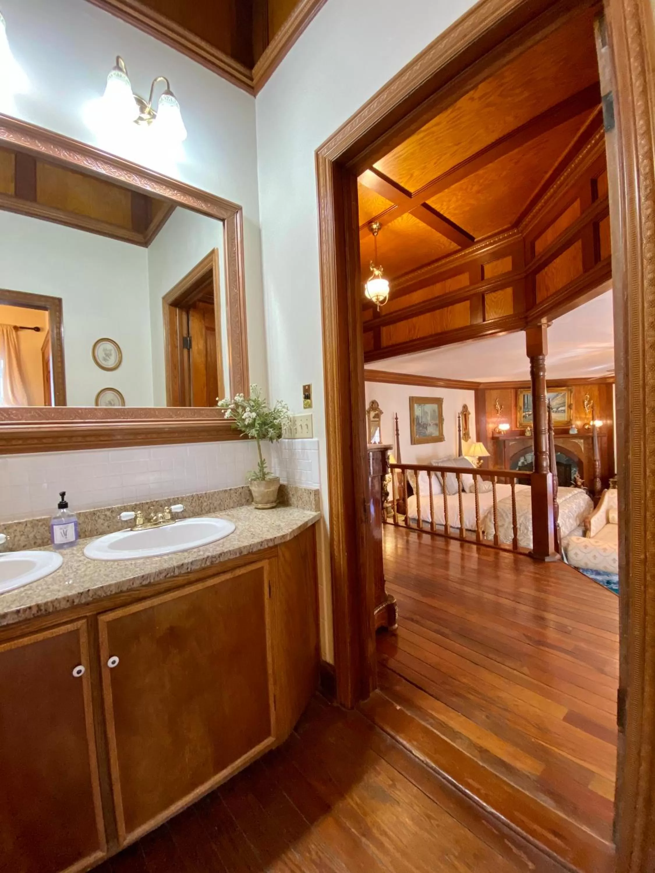 Bathroom in Hogan House Bed and Breakfast at Rose Hill