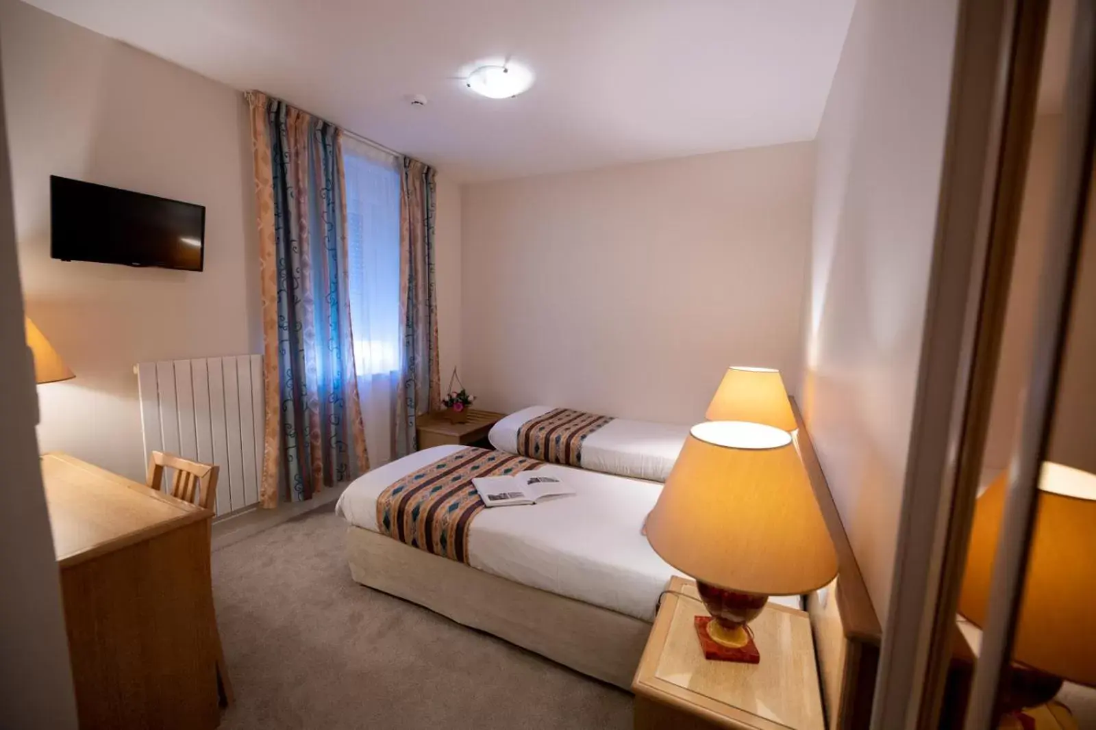 Twin Room in Logis Hotel Le Continental Twin Room in Logis Hotel Le Continental