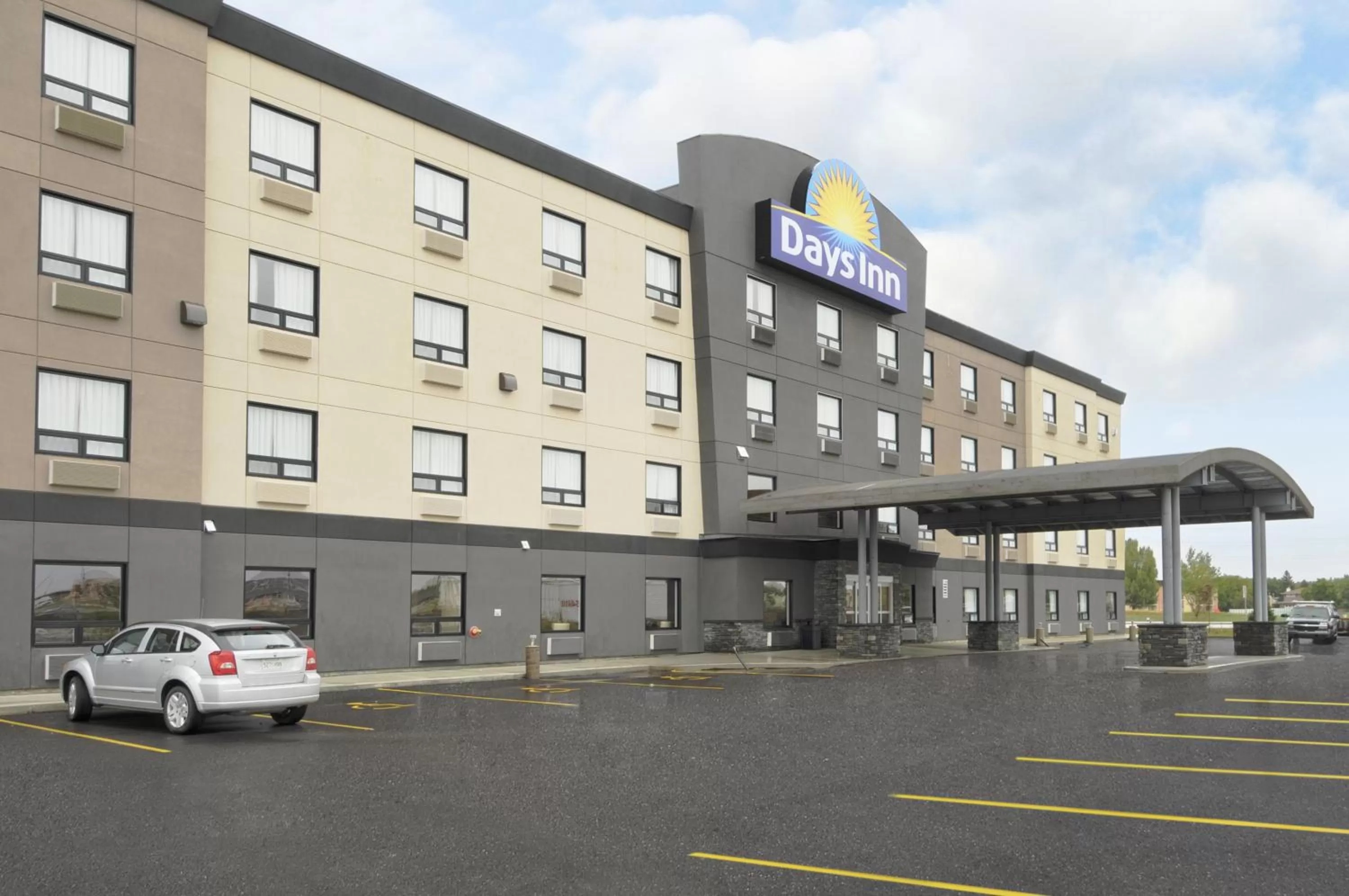 Facade/entrance in Days Inn by Wyndham Regina Airport West