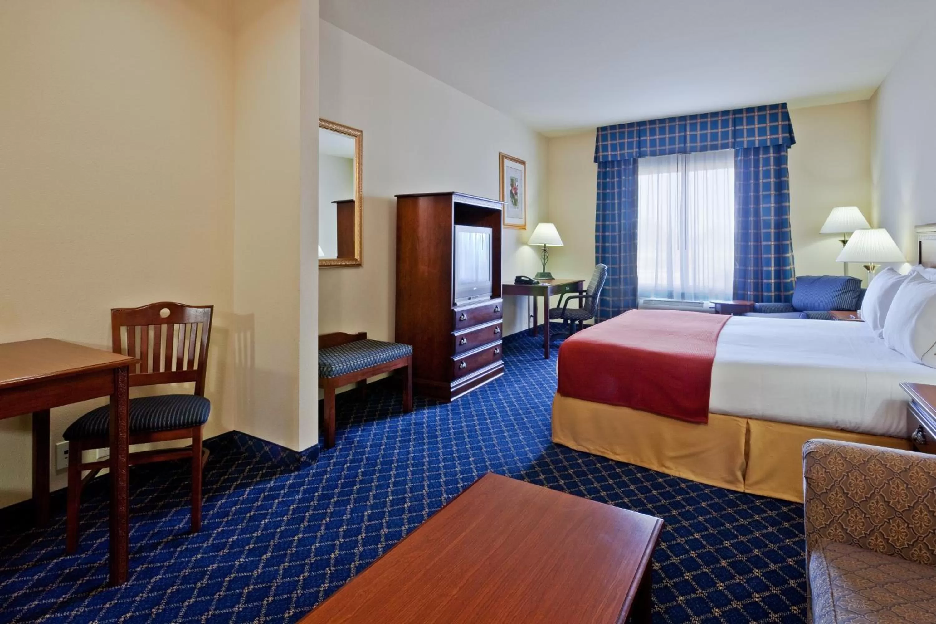 Photo of the whole room, Bed in Holiday Inn Express Hotel & Suites Paragould by IHG