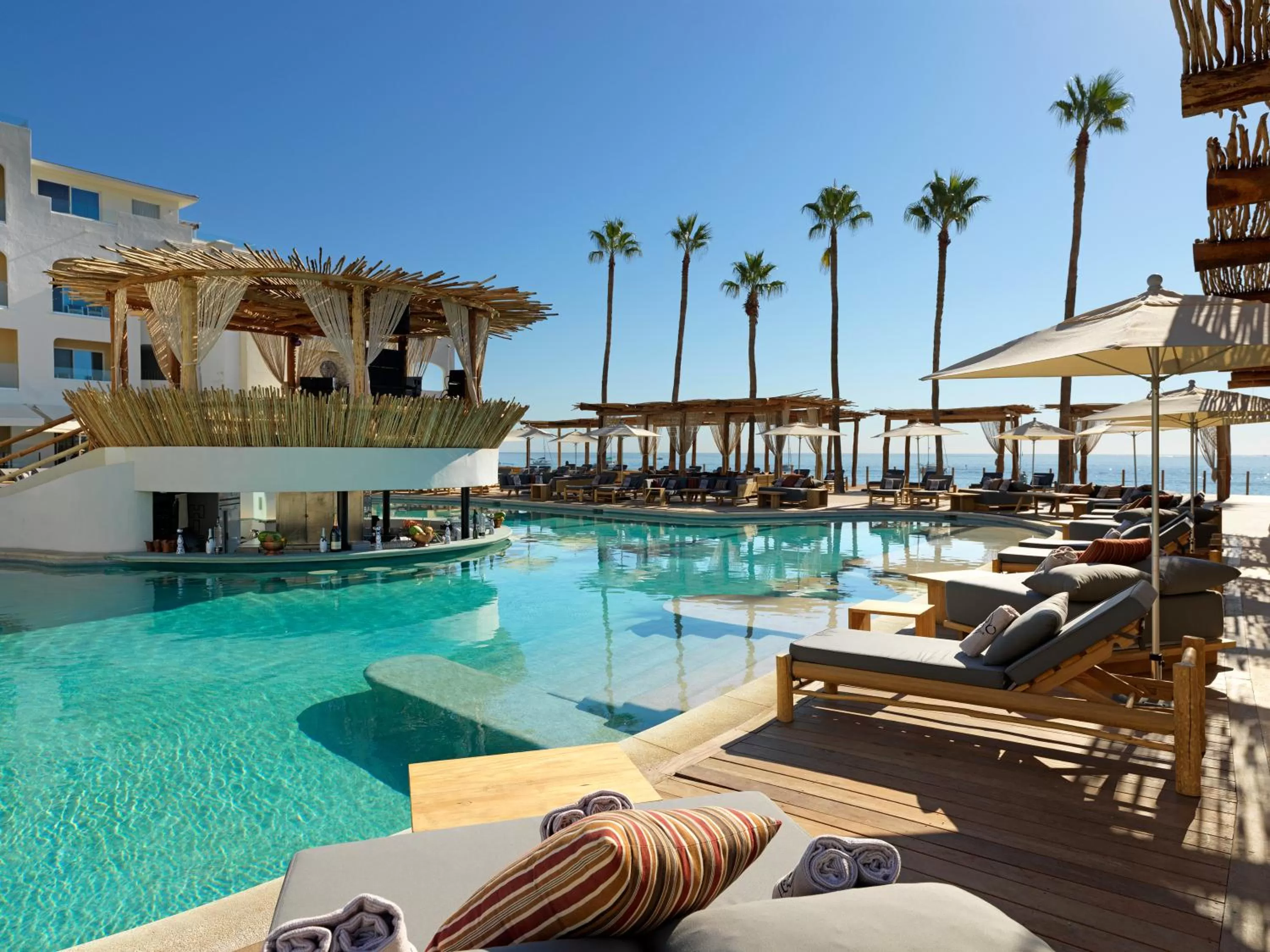 Swimming pool in ME Cabo by Meliá