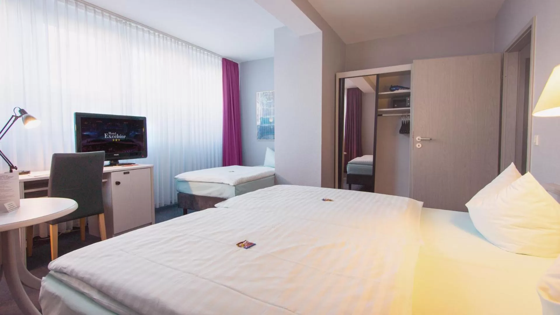 Photo of the whole room, Bed in Excelsior Bochum