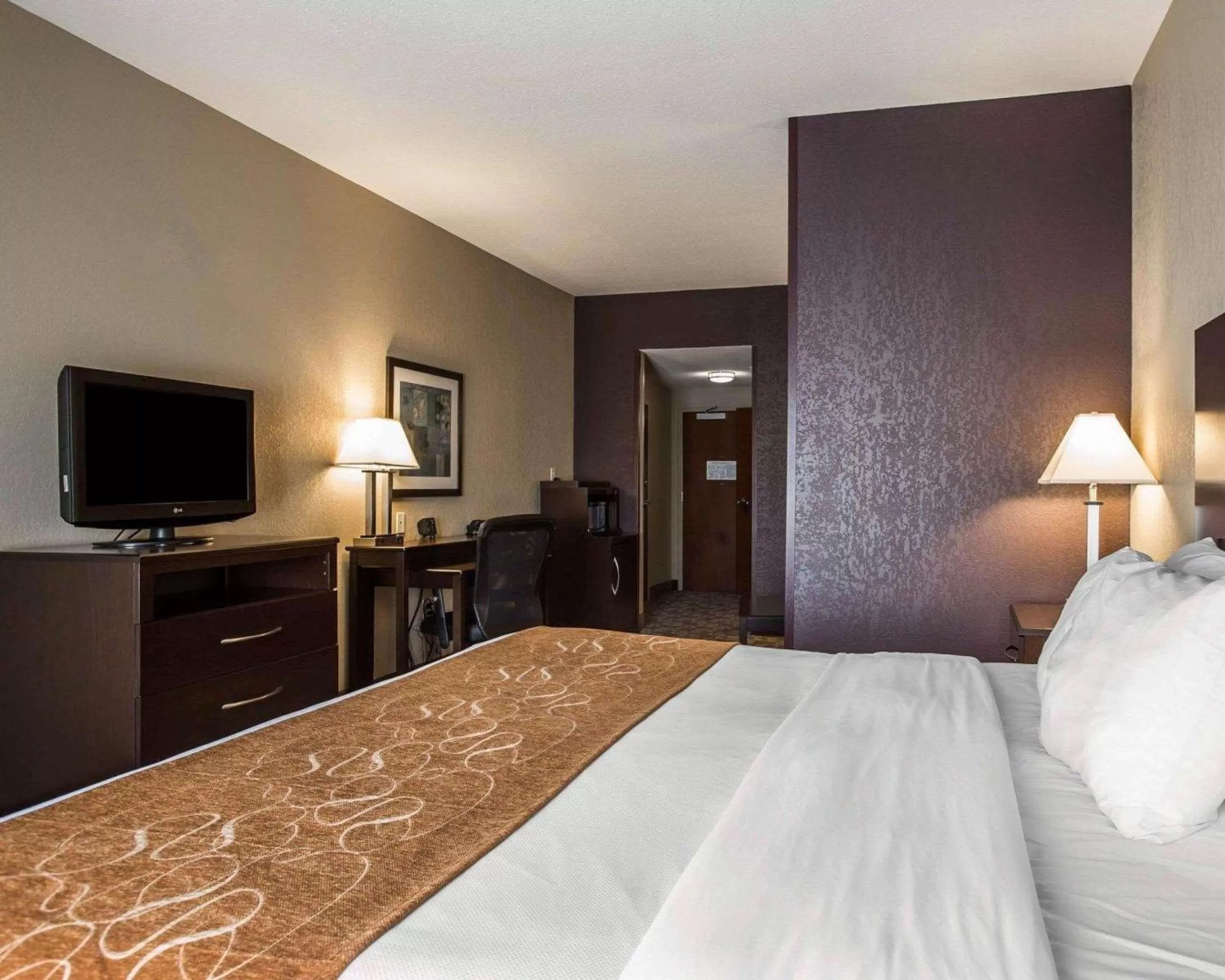 King Suite with Accessible Tub - Accessible/Non-Smoking in Comfort Suites Whitsett