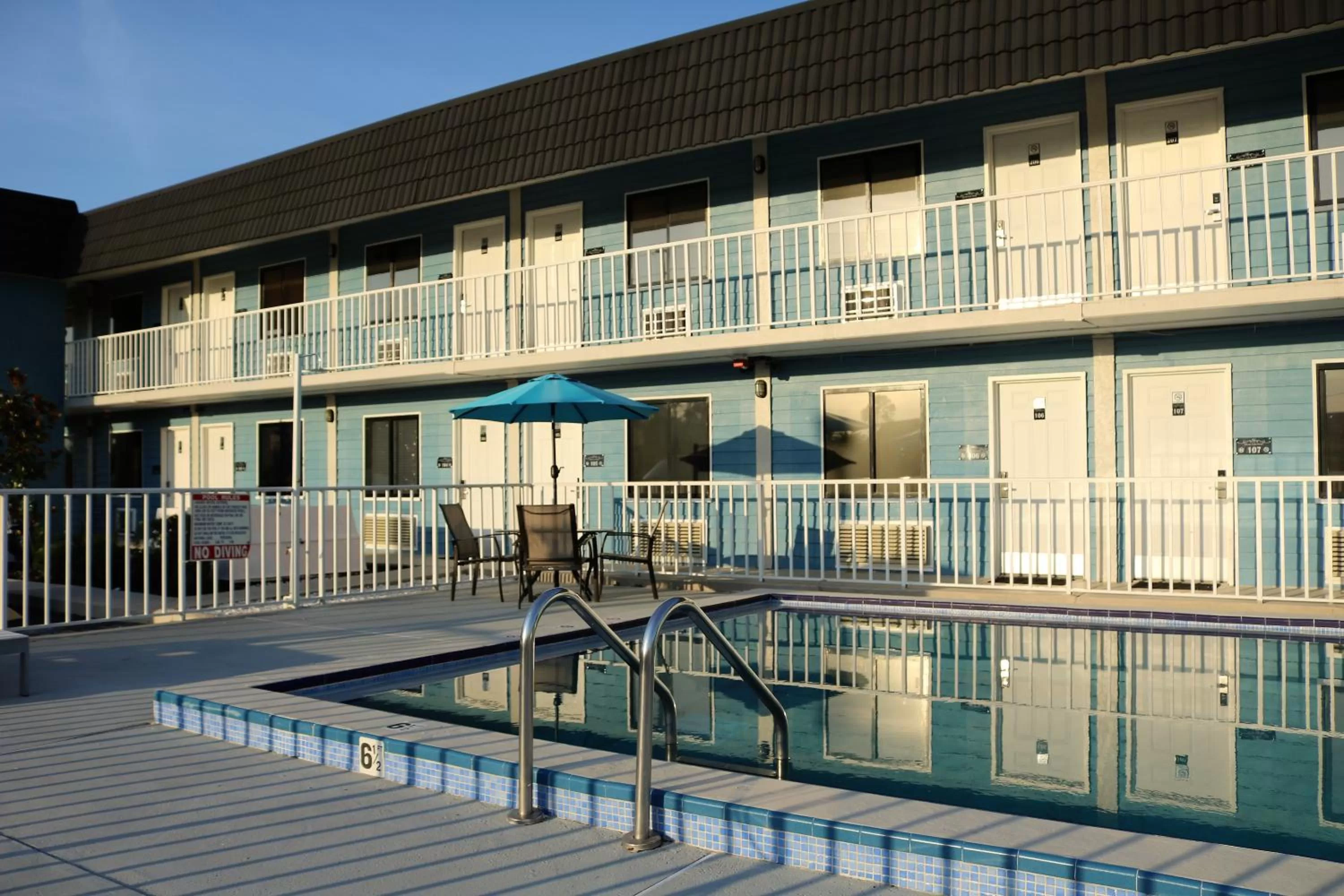 Swimming pool, Property Building in Monte Carlo Inn- Near Disney