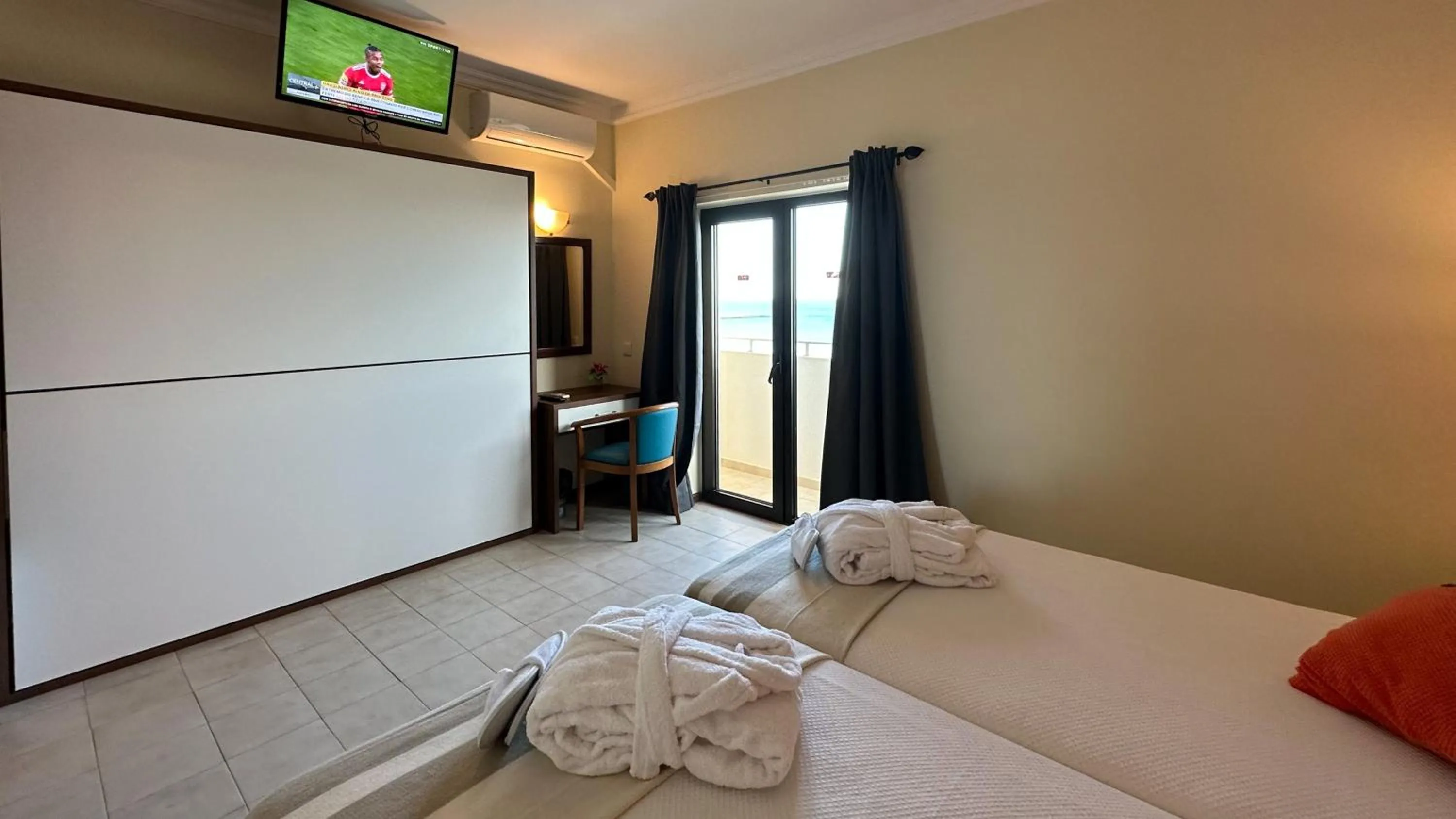 TV and multimedia, Bed in Hotel Avenida Praia