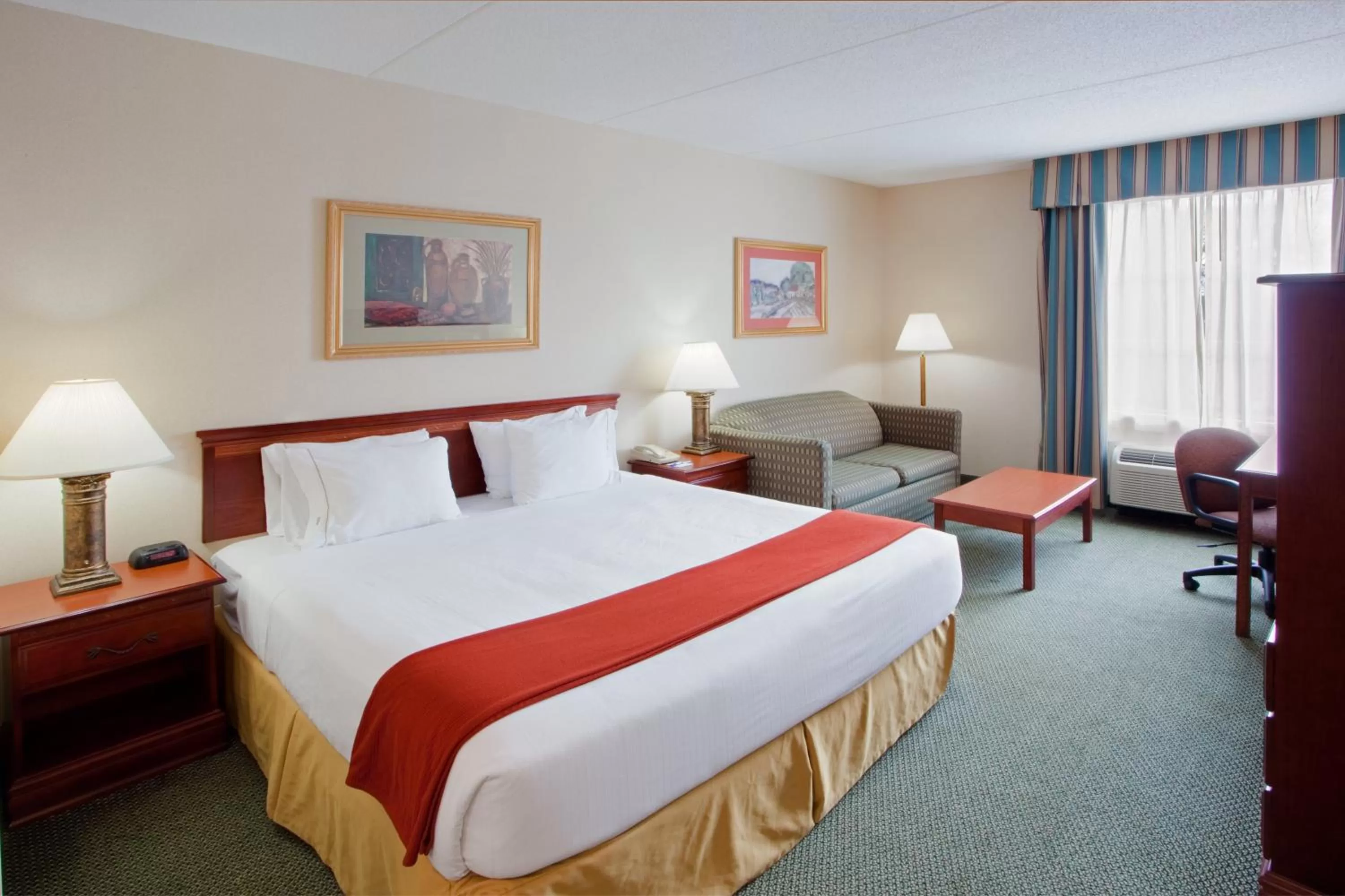 Photo of the whole room, Bed in Holiday Inn Express Hanover by IHG