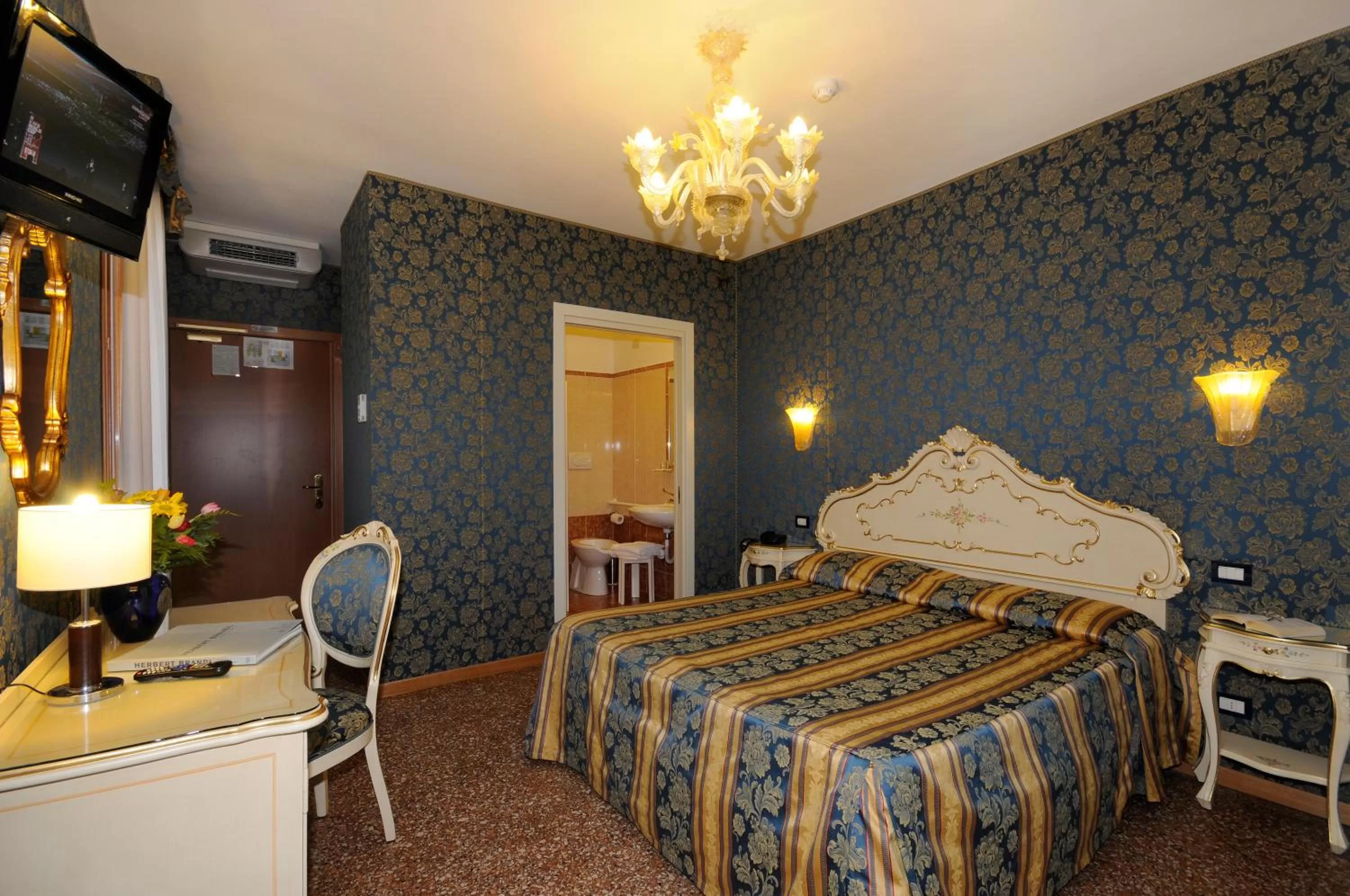 Photo of the whole room, Bed in Hotel Il Mercante di Venezia