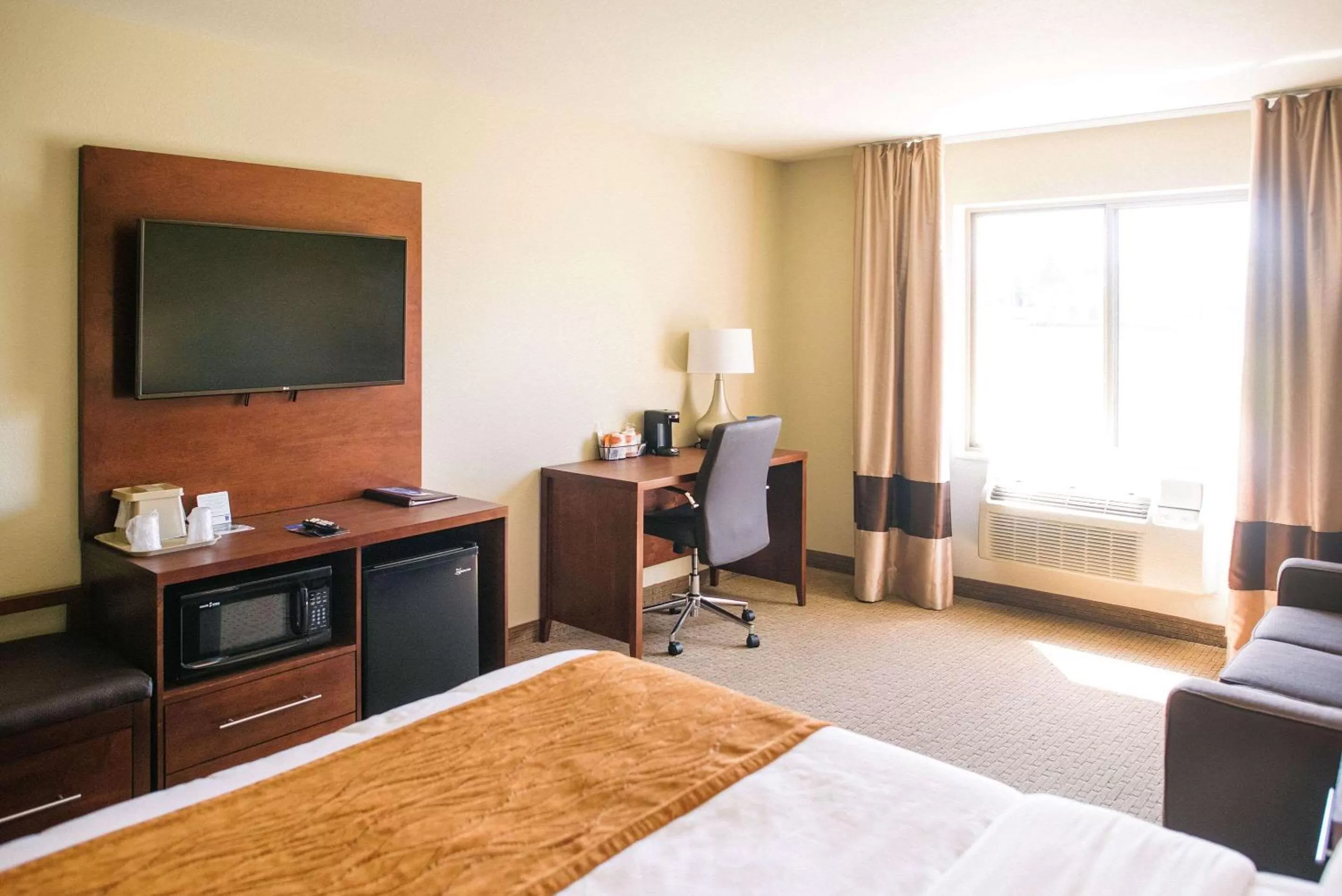 Photo of the whole room, Bed in Comfort Inn & Suites