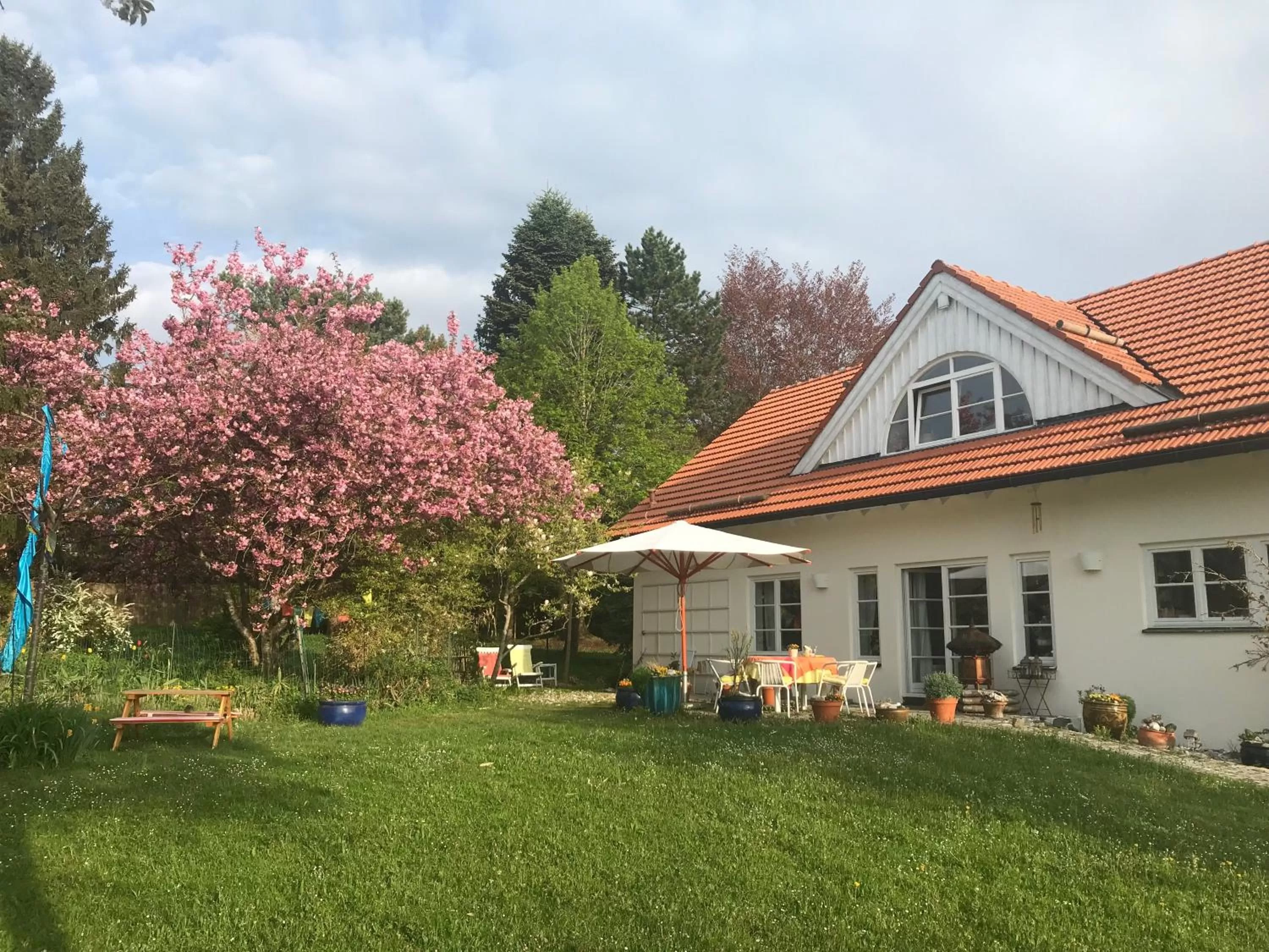 Property building in Bed and Breakfast Bavaria München