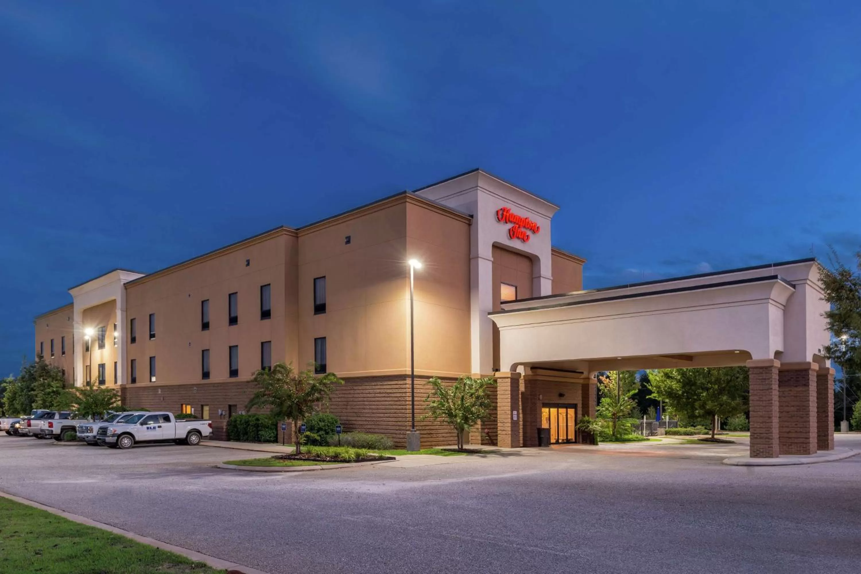 Property building in Hampton Inn Jackson-College Avenue