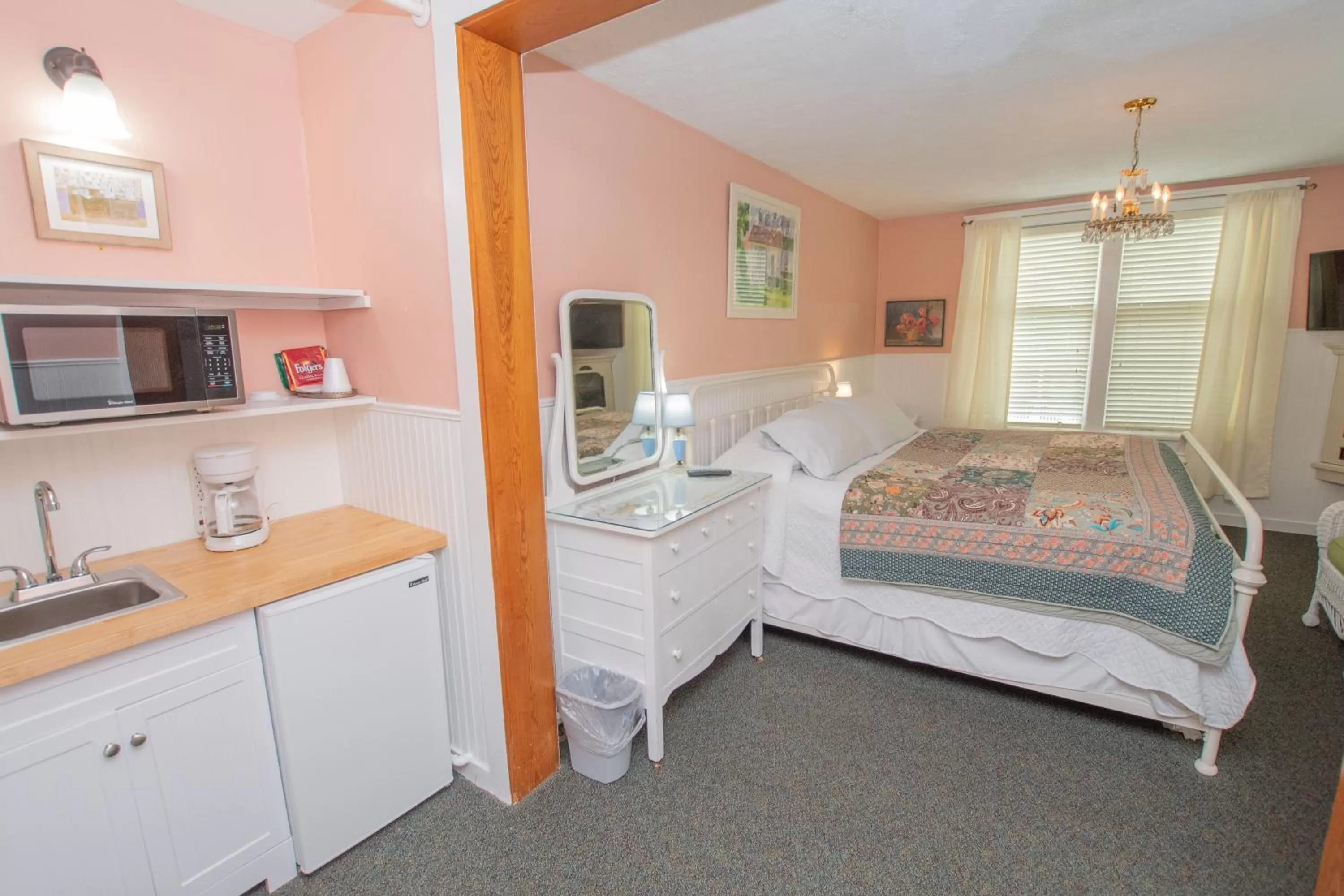 Bed in Terrace Inn and 1911 Restaurant