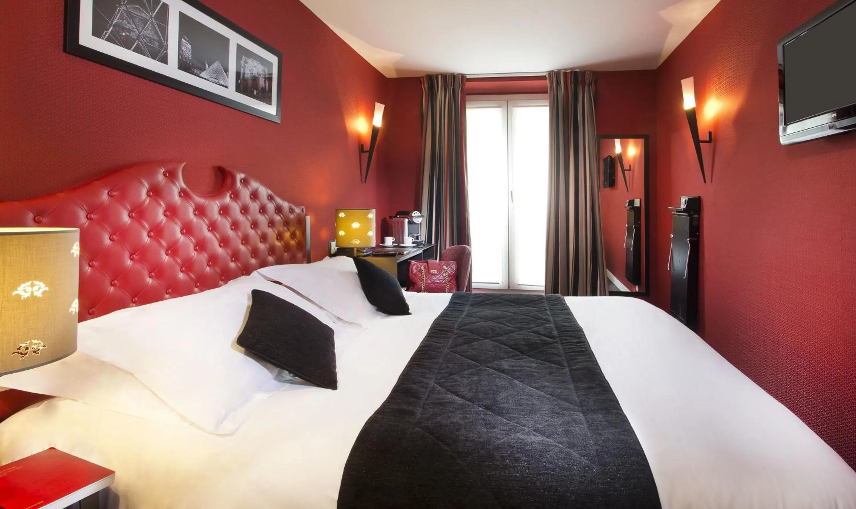 Photo of the whole room, Bed in Hôtel Du Prince Eugène