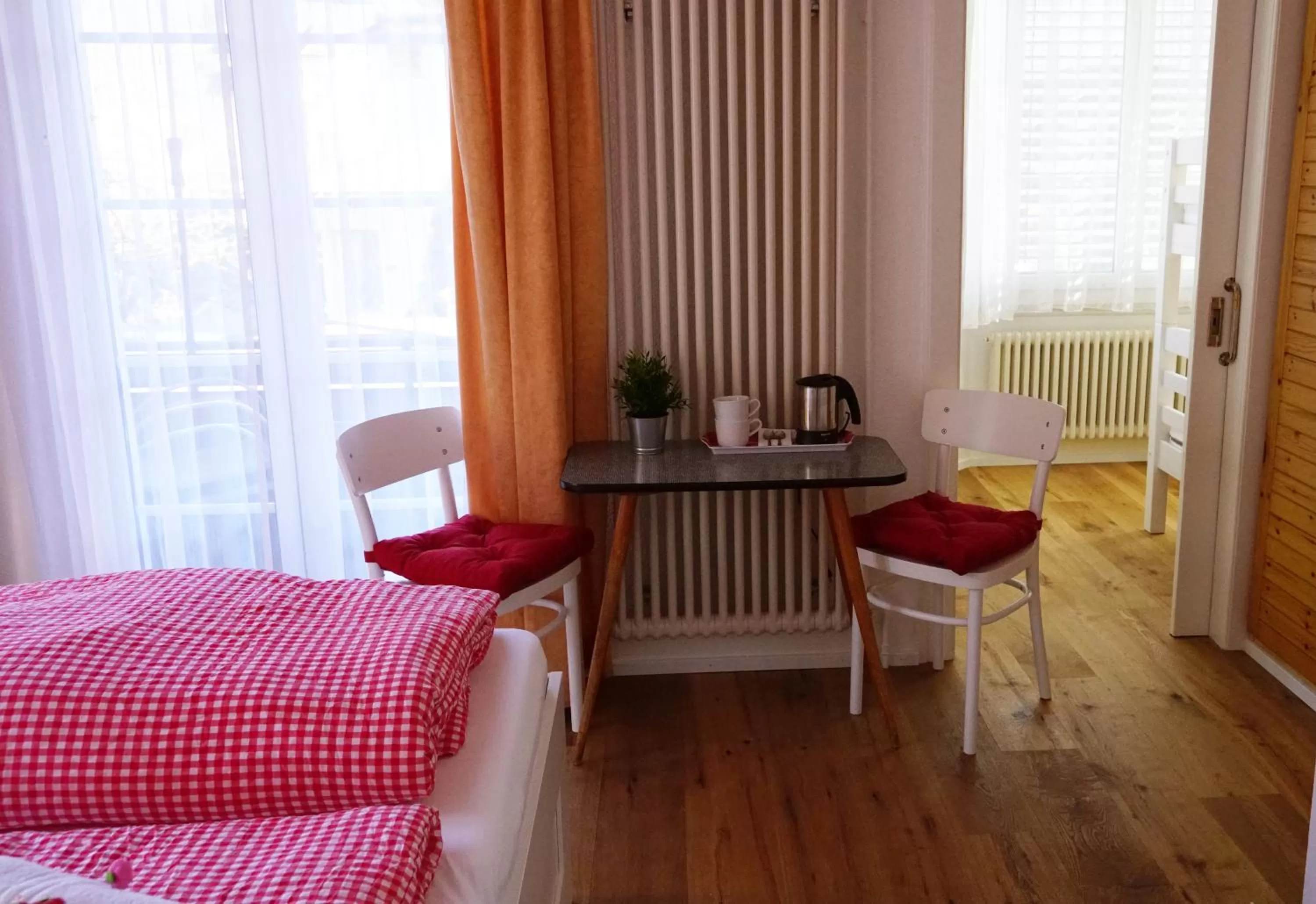 Seating area, Bed in Adventure Guesthouse Interlaken