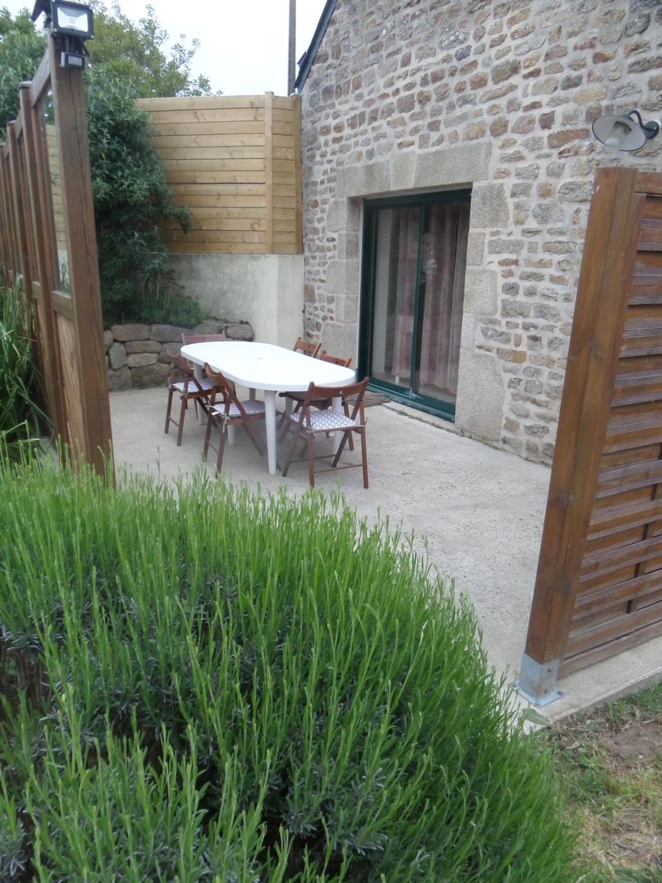 Patio in Les Gites de Kerdurod