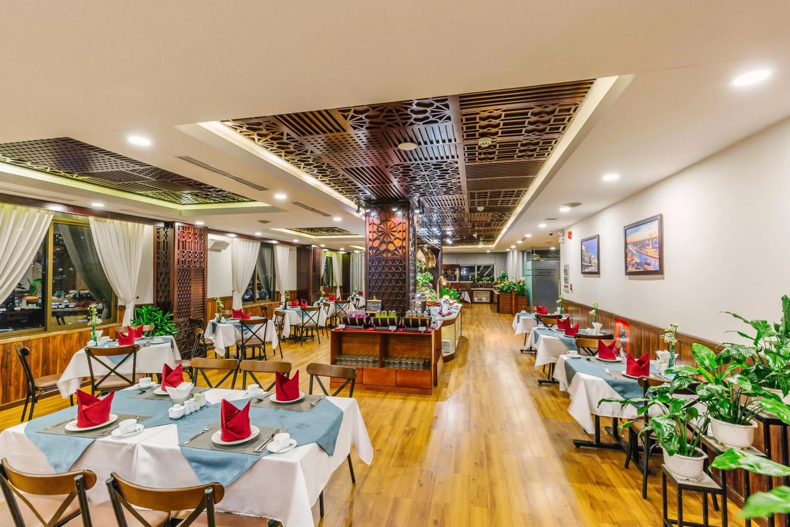 Restaurant/places to eat in Happy Life Grand Hotel & Rooftop Skybar