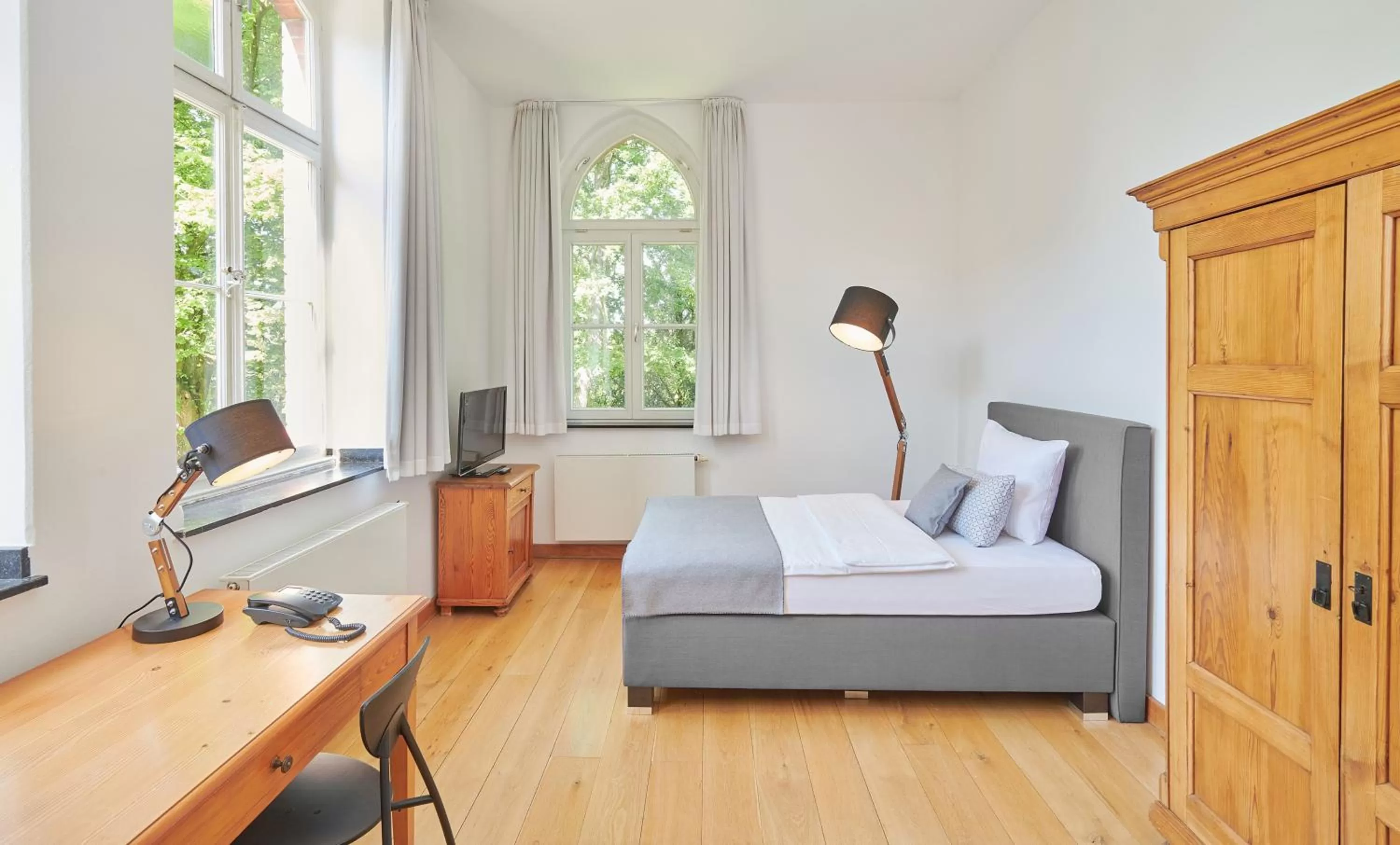 Photo of the whole room, Bed in Hotel Mutterhaus Düsseldorf