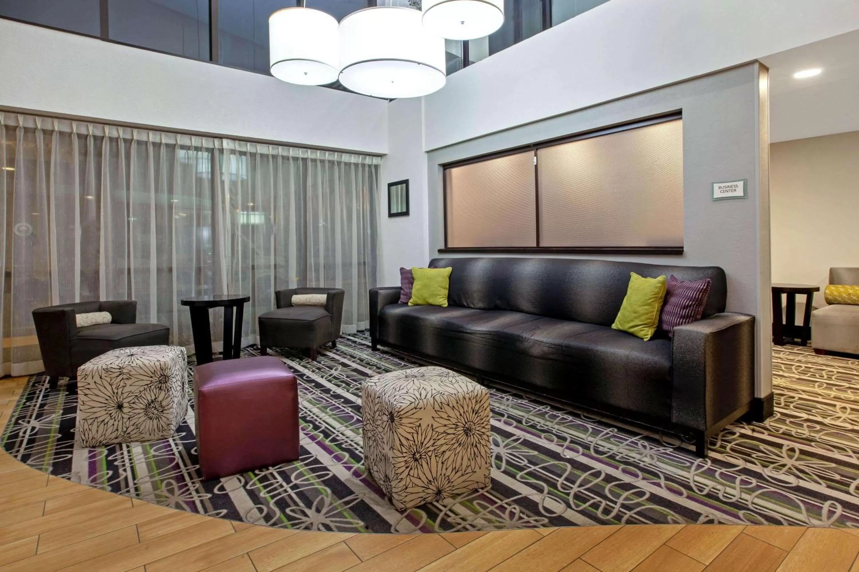 Communal lounge/ TV room in La Quinta Inn & Suites by Wyndham Detroit Metro Airport