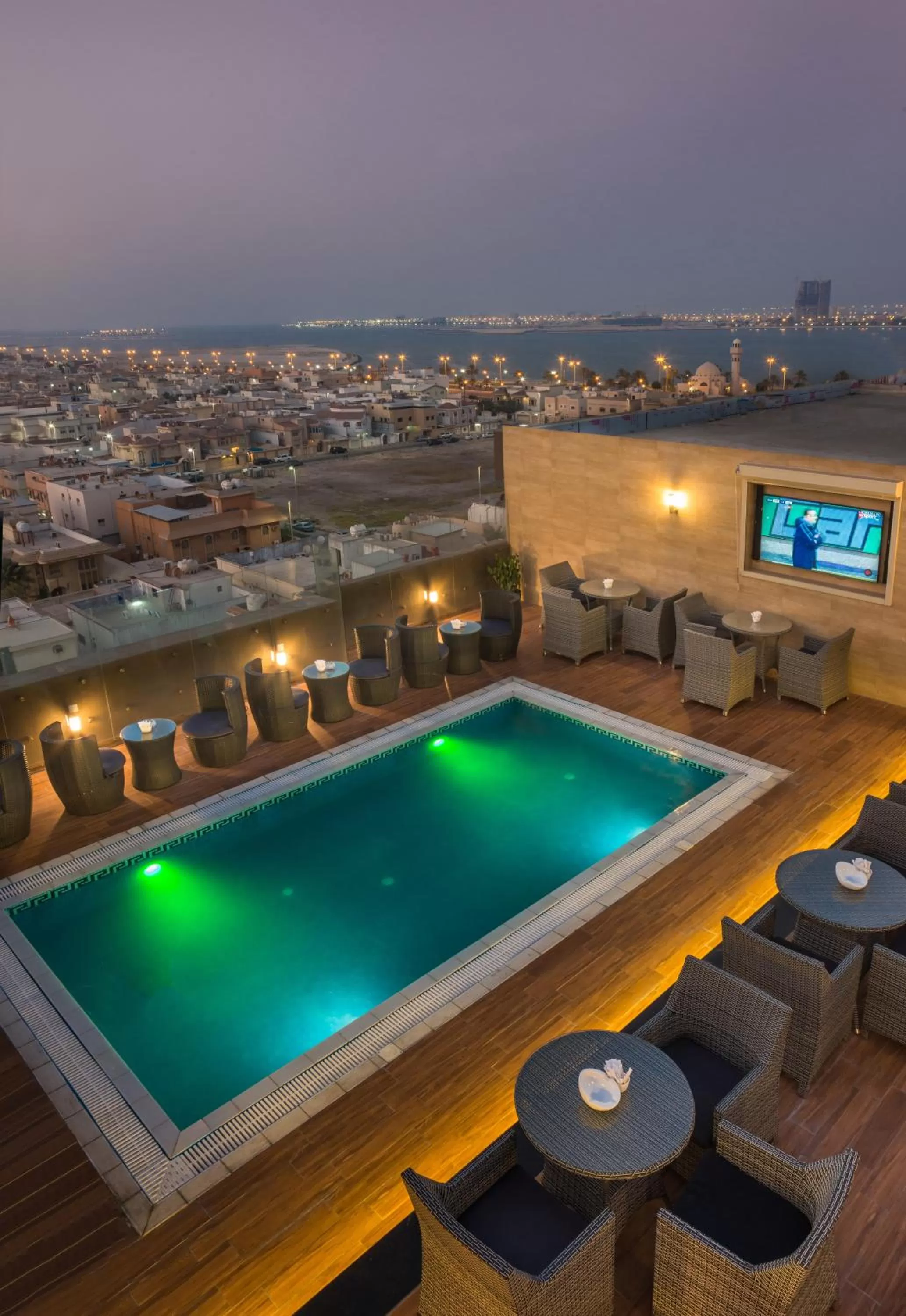 Swimming pool in Naviti Warwick Dammam