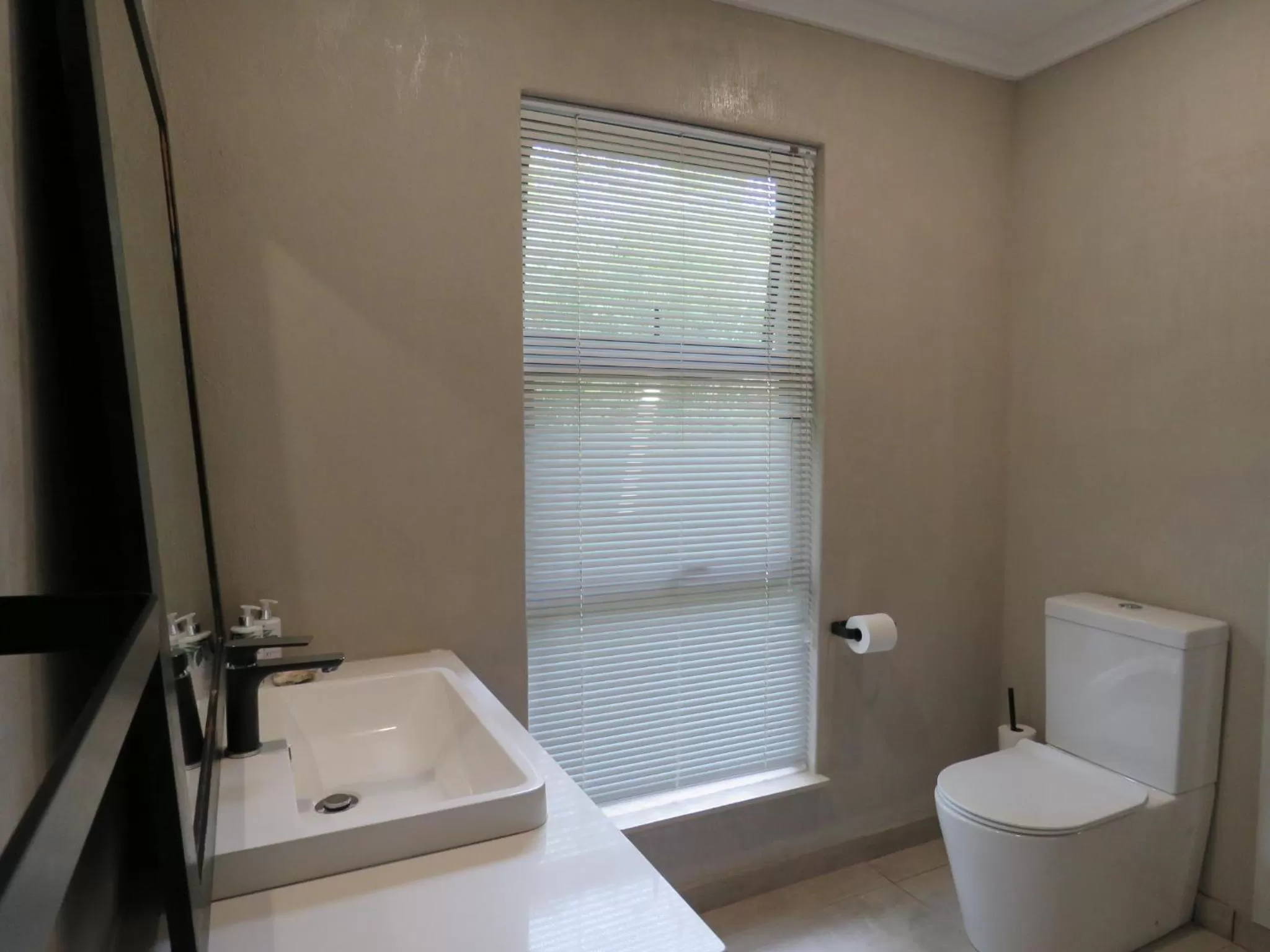 Toilet in Jedidja Bed and Breakfast