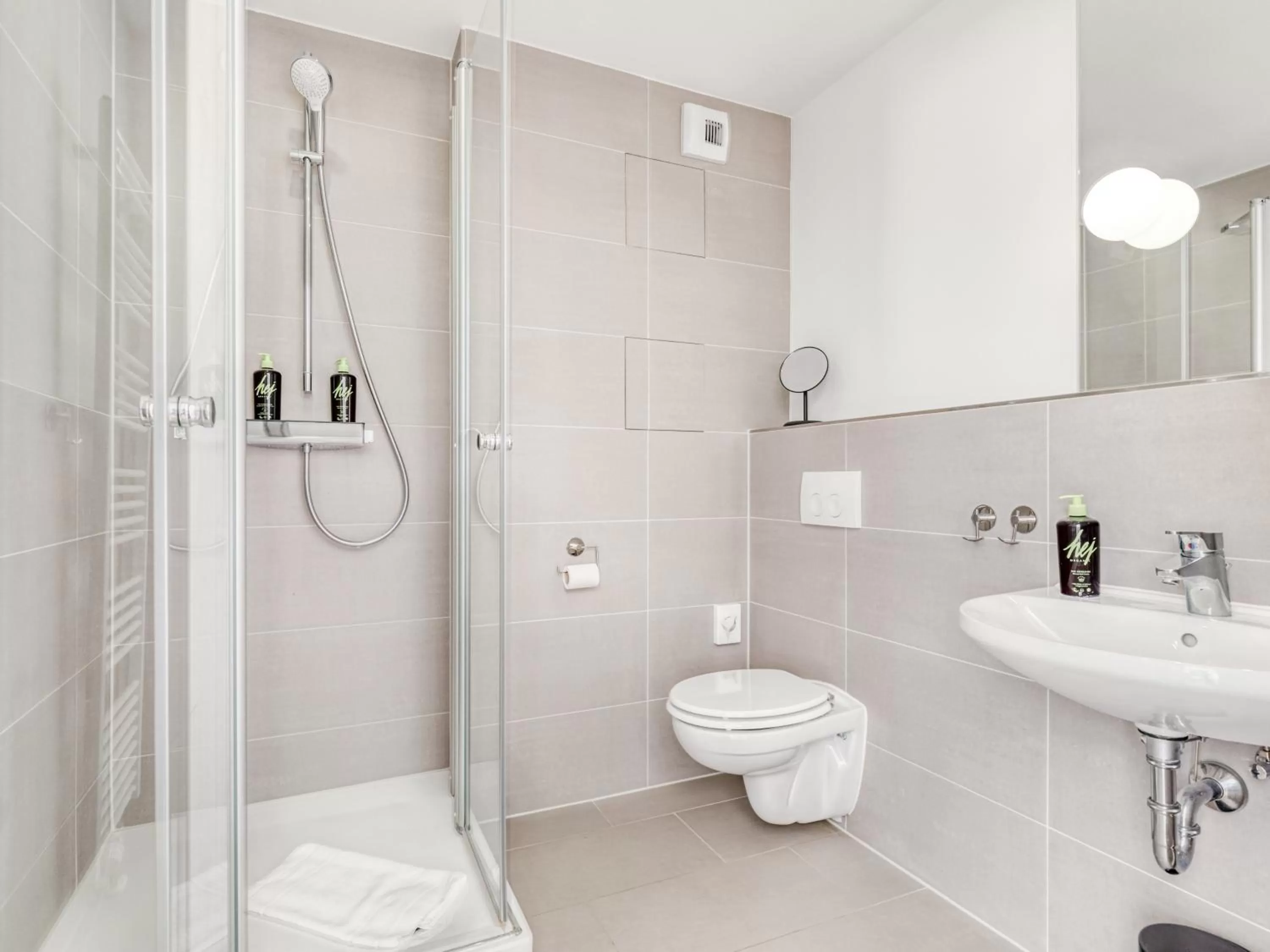 Shower in Limehome Darmstadt Wilhelminenstraße - Digital Access