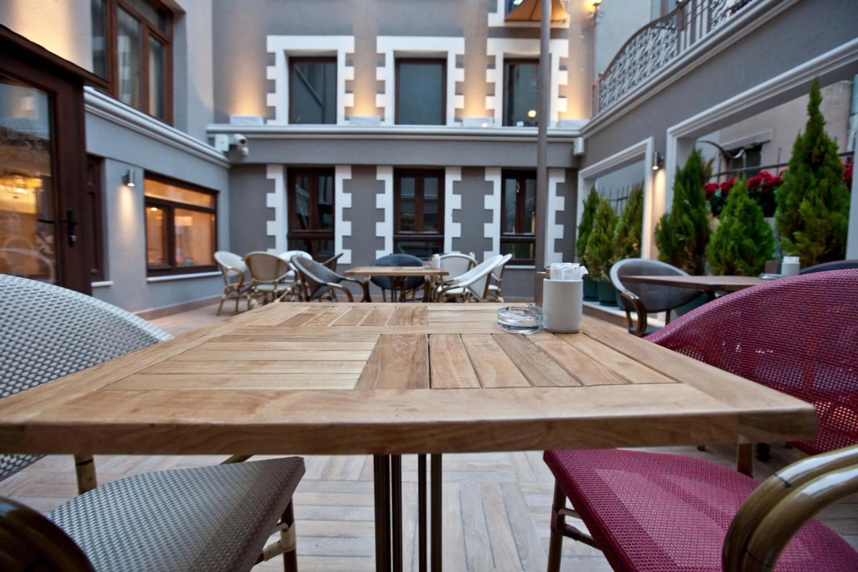 Restaurant/places to eat in Collage Pera Hotel