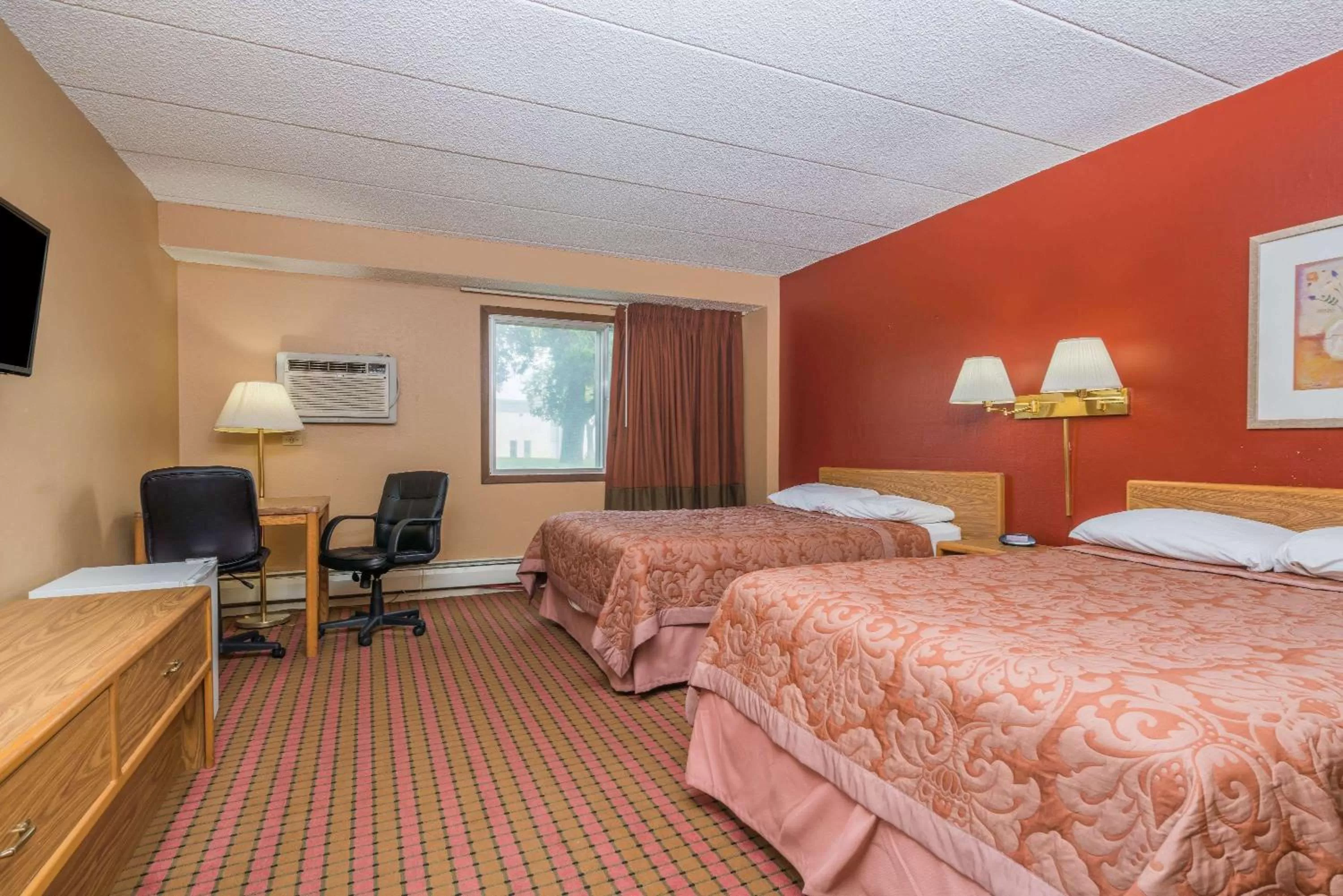Photo of the whole room, Bed in Super 8 by Wyndham Brooklyn Center/MPLS