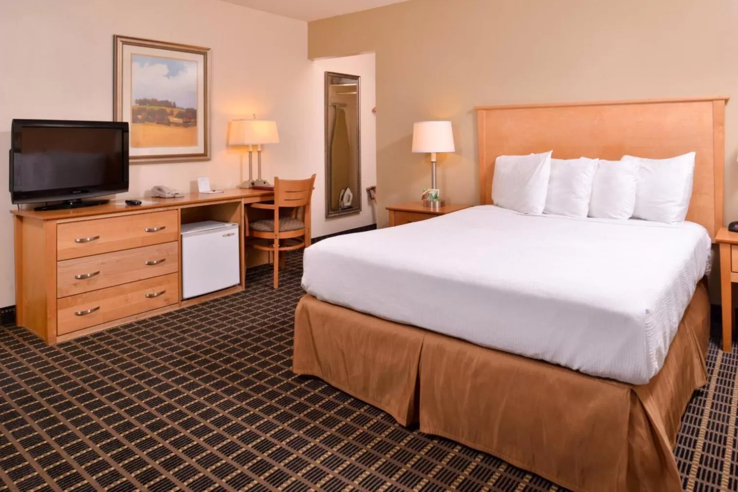 Photo of the whole room, Bed in Campus Inn & Suites Eugene Downtown
