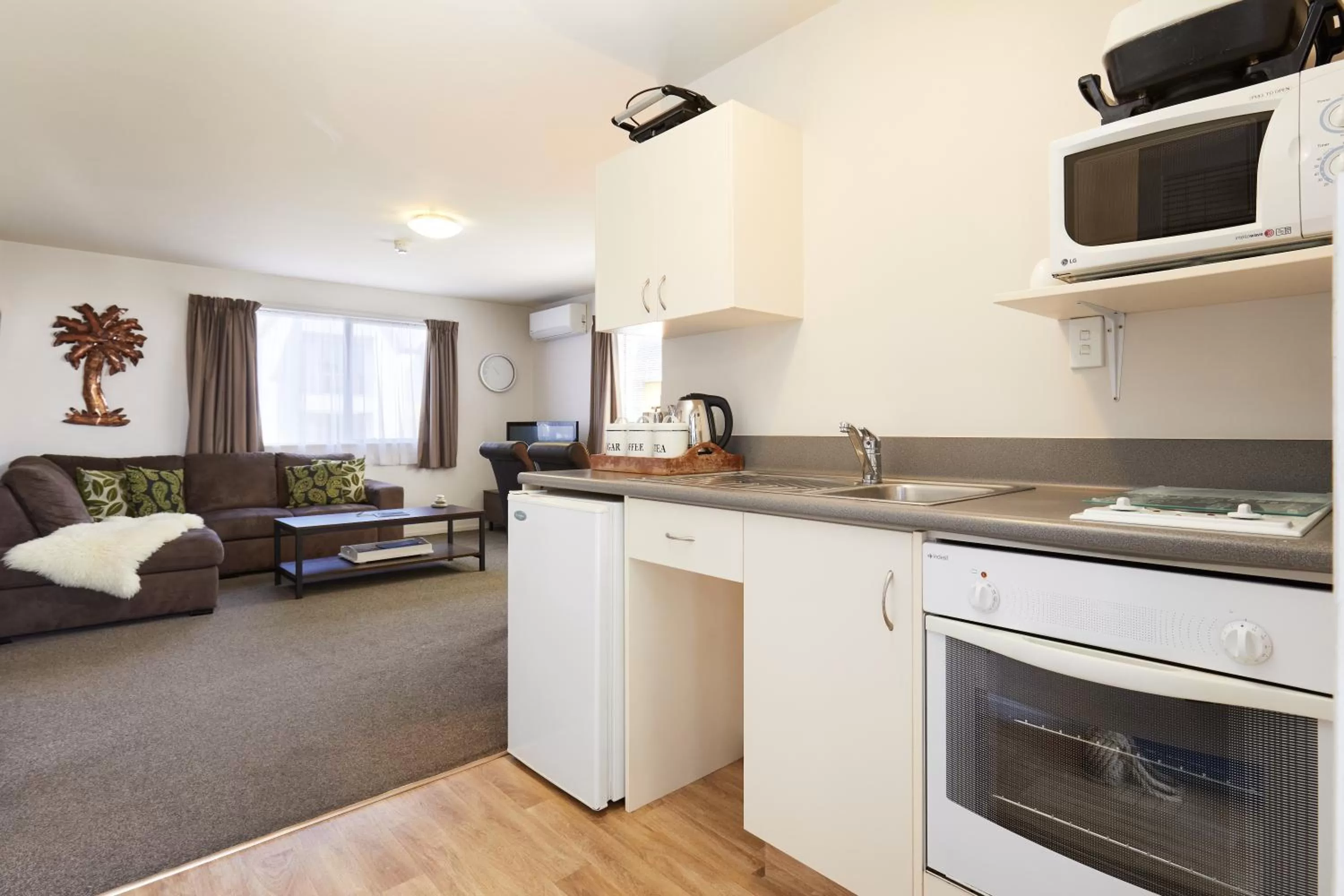 Kitchen or kitchenette in Blenheim Palms Motel