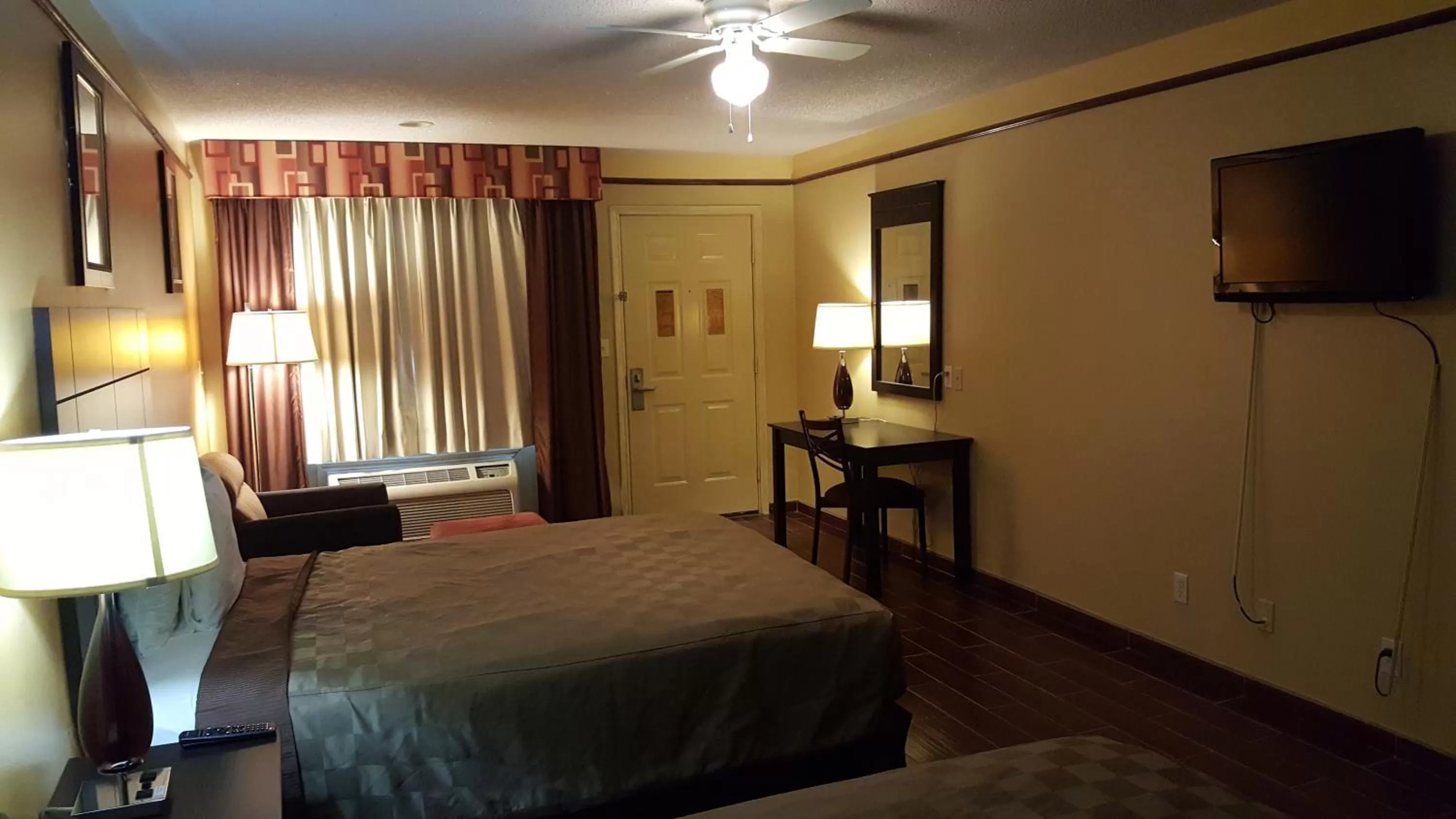 Bed in Deluxe Inn and Suites