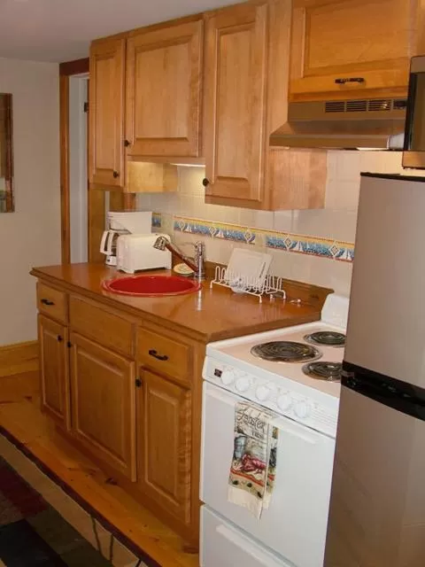 Kitchen/Kitchenette in Beach Cottage Inn